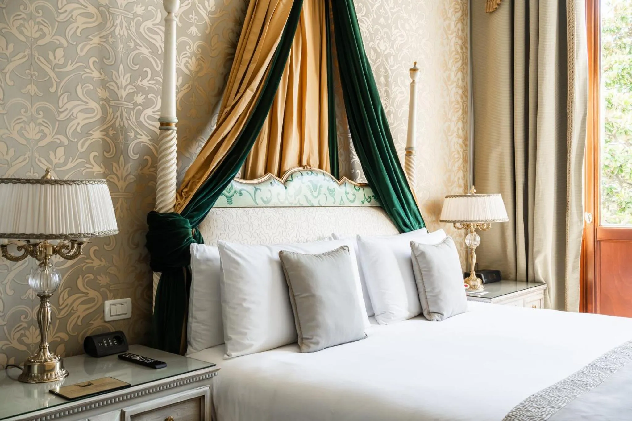 Photo of the whole room, Bed in San Clemente Palace Venice