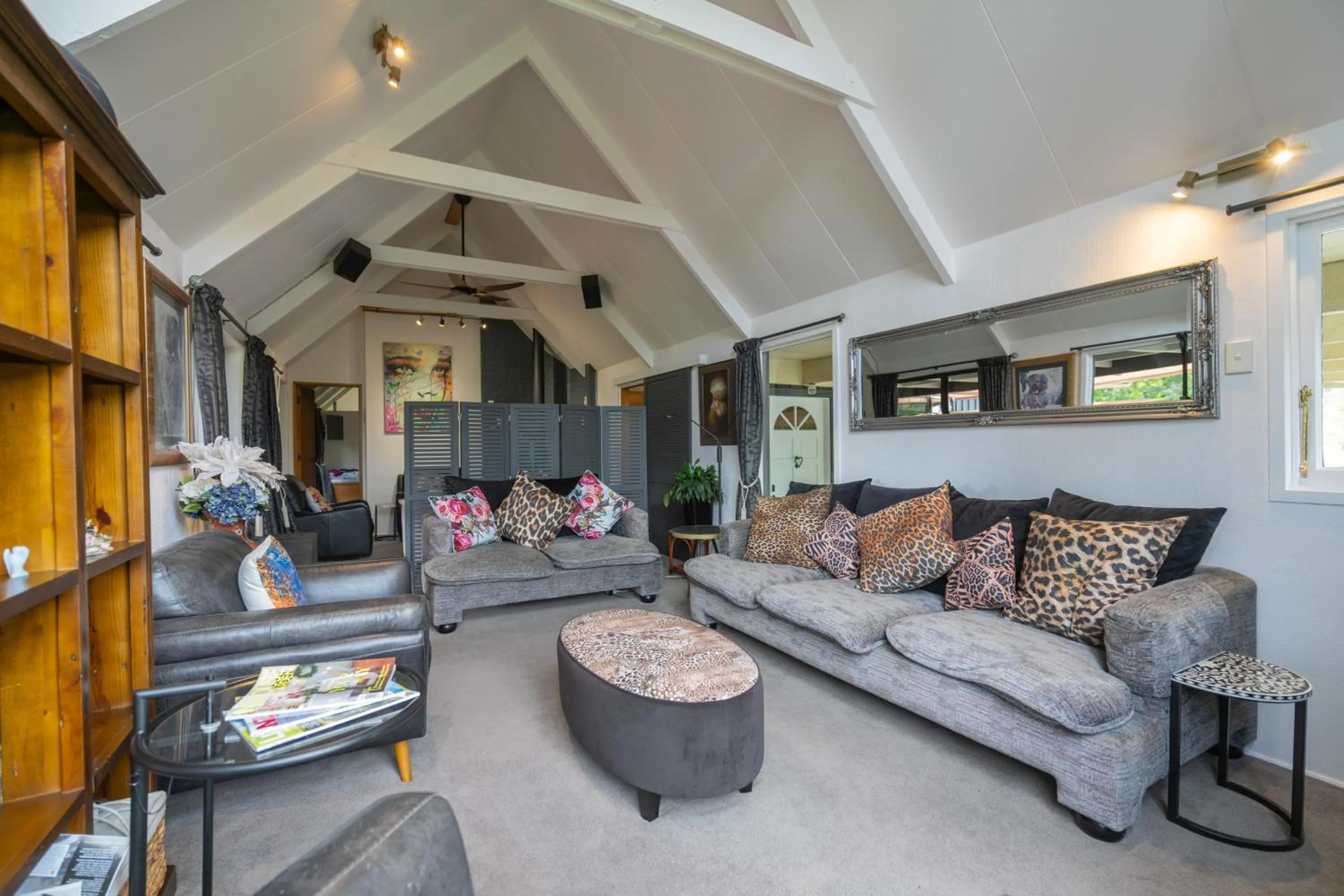 Communal lounge/ TV room in Alpine Rock B&B