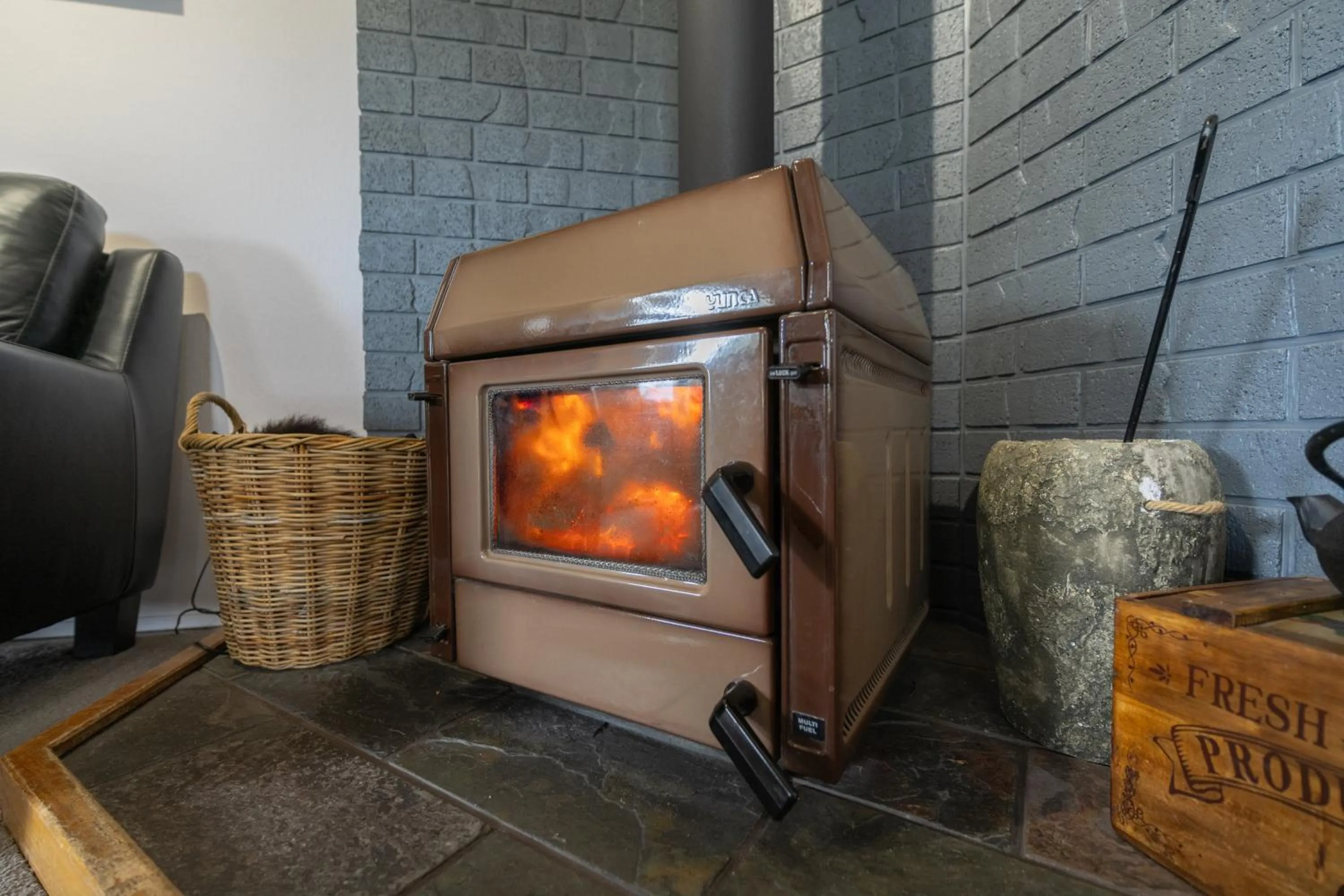 Communal lounge/ TV room in Alpine Rock B&B