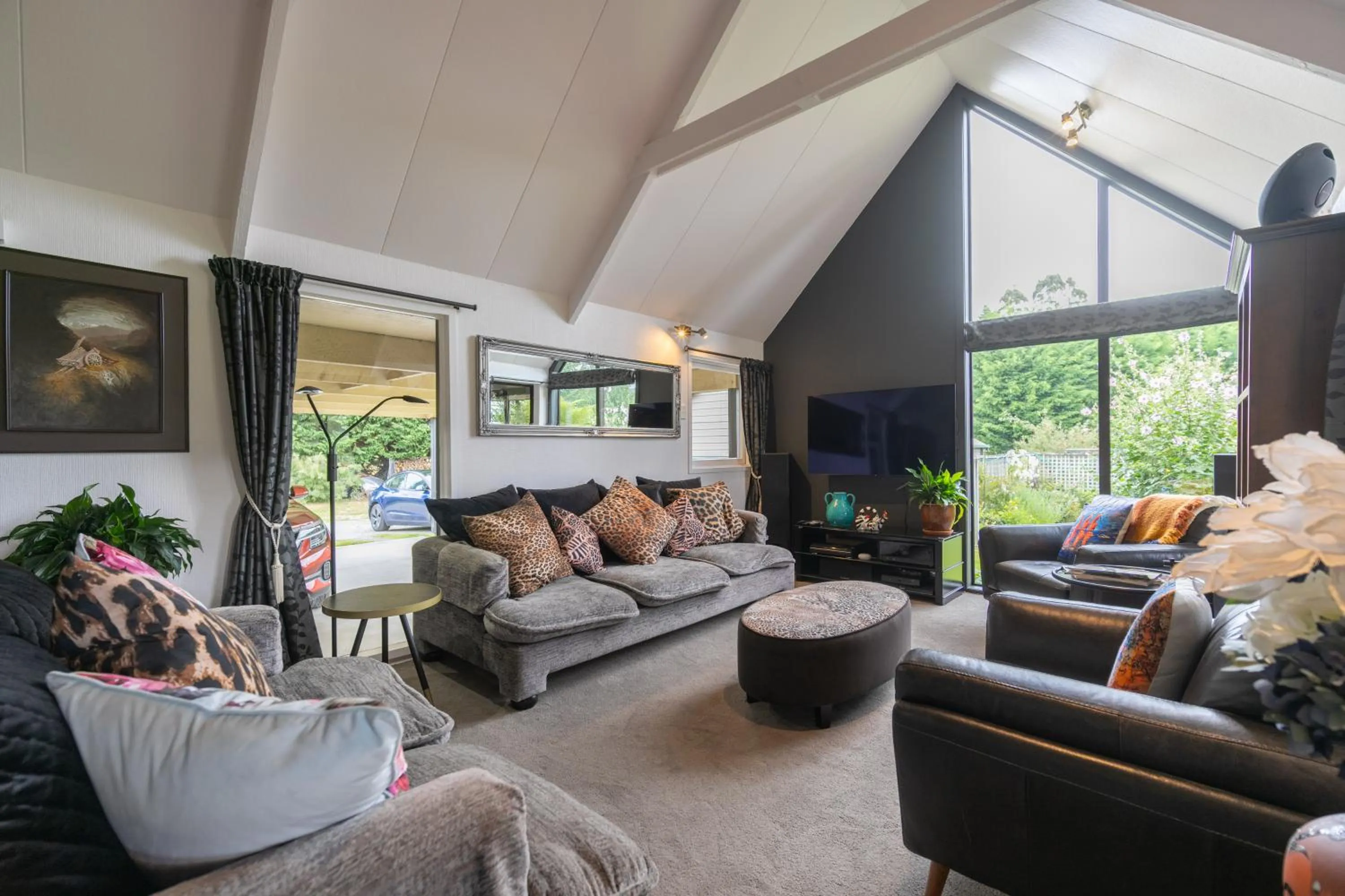 Communal lounge/ TV room in Alpine Rock B&B