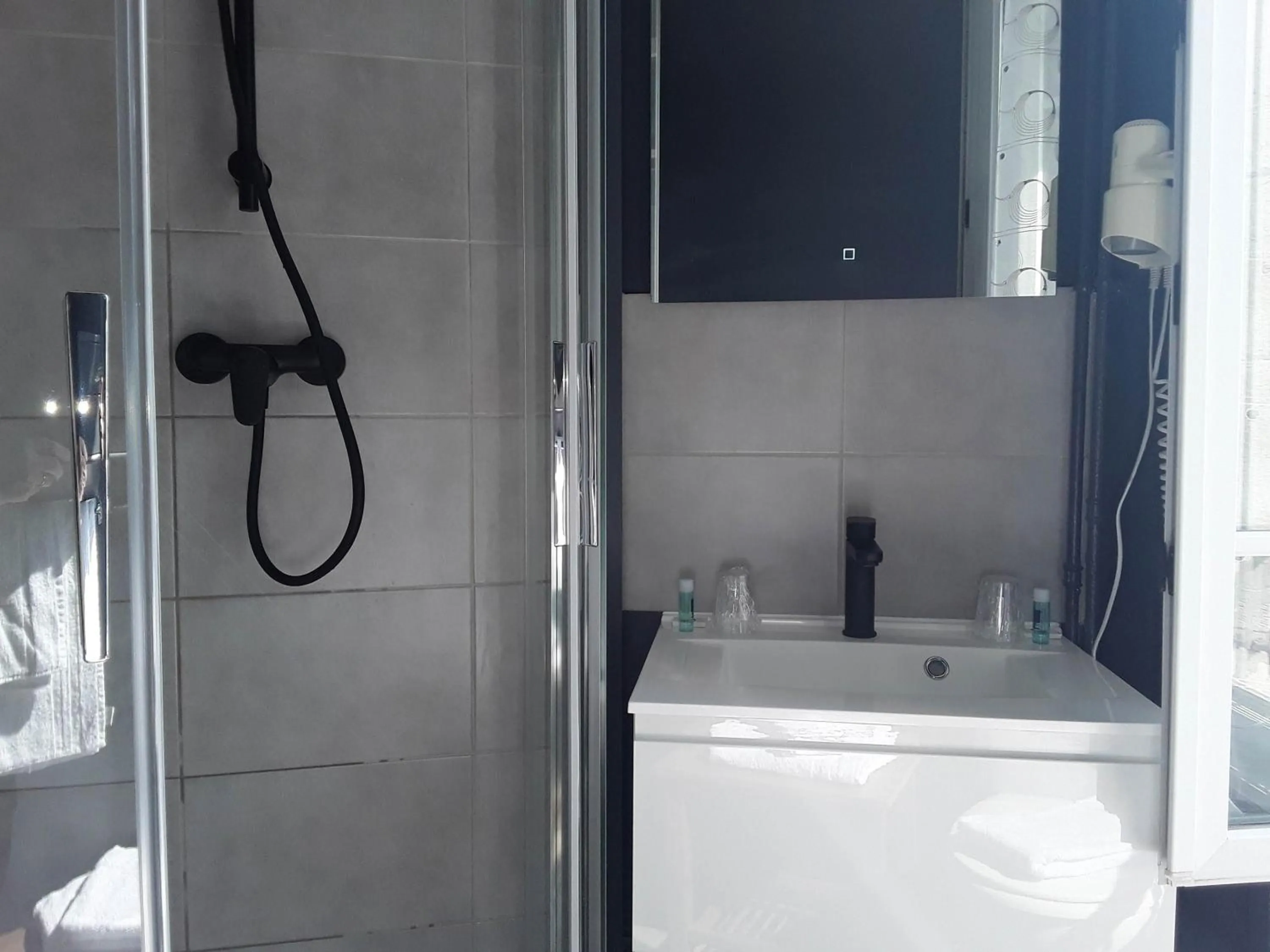 Bathroom in La Pomme d'Or