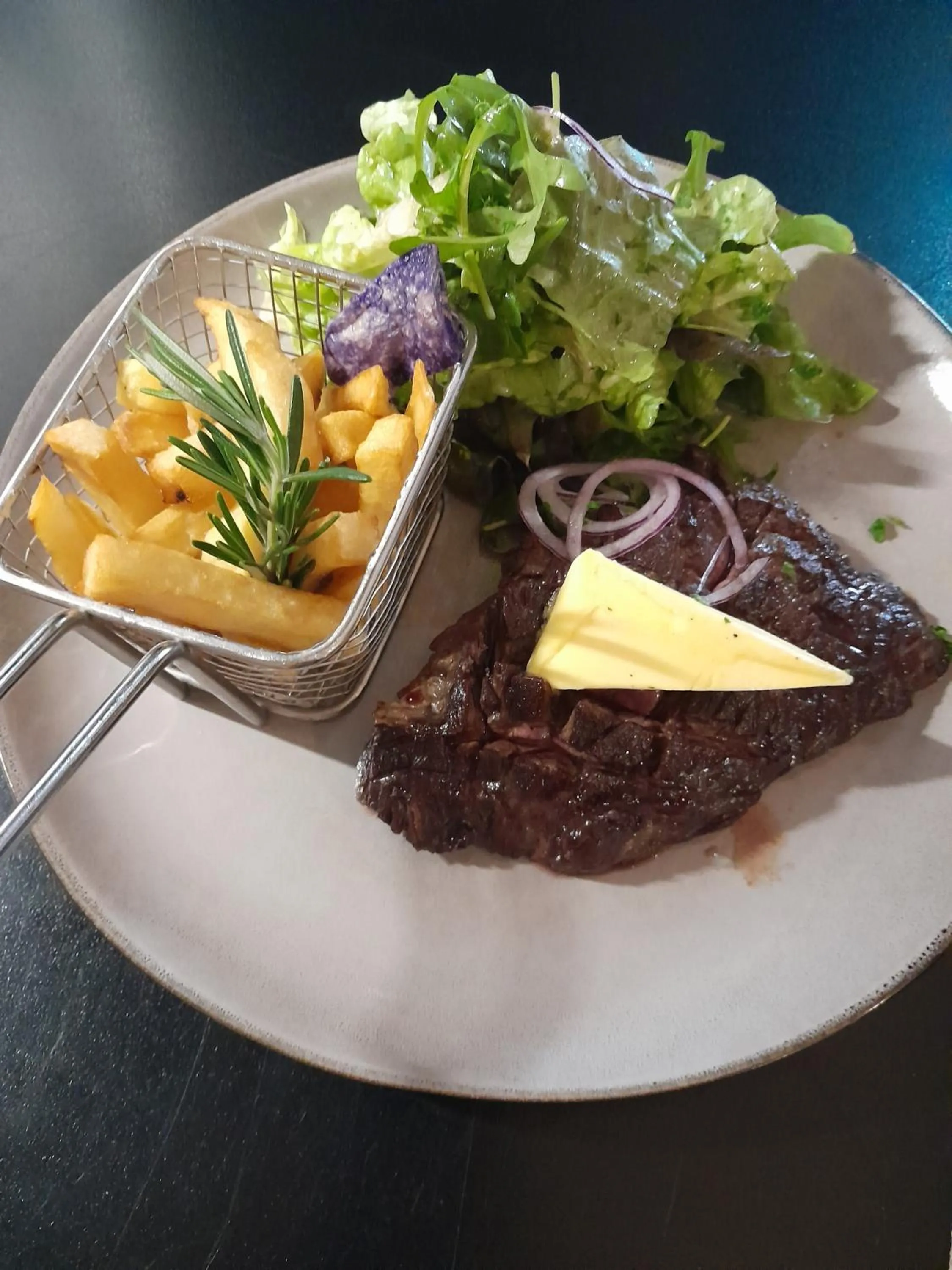 Restaurant/places to eat in La Pomme d'Or