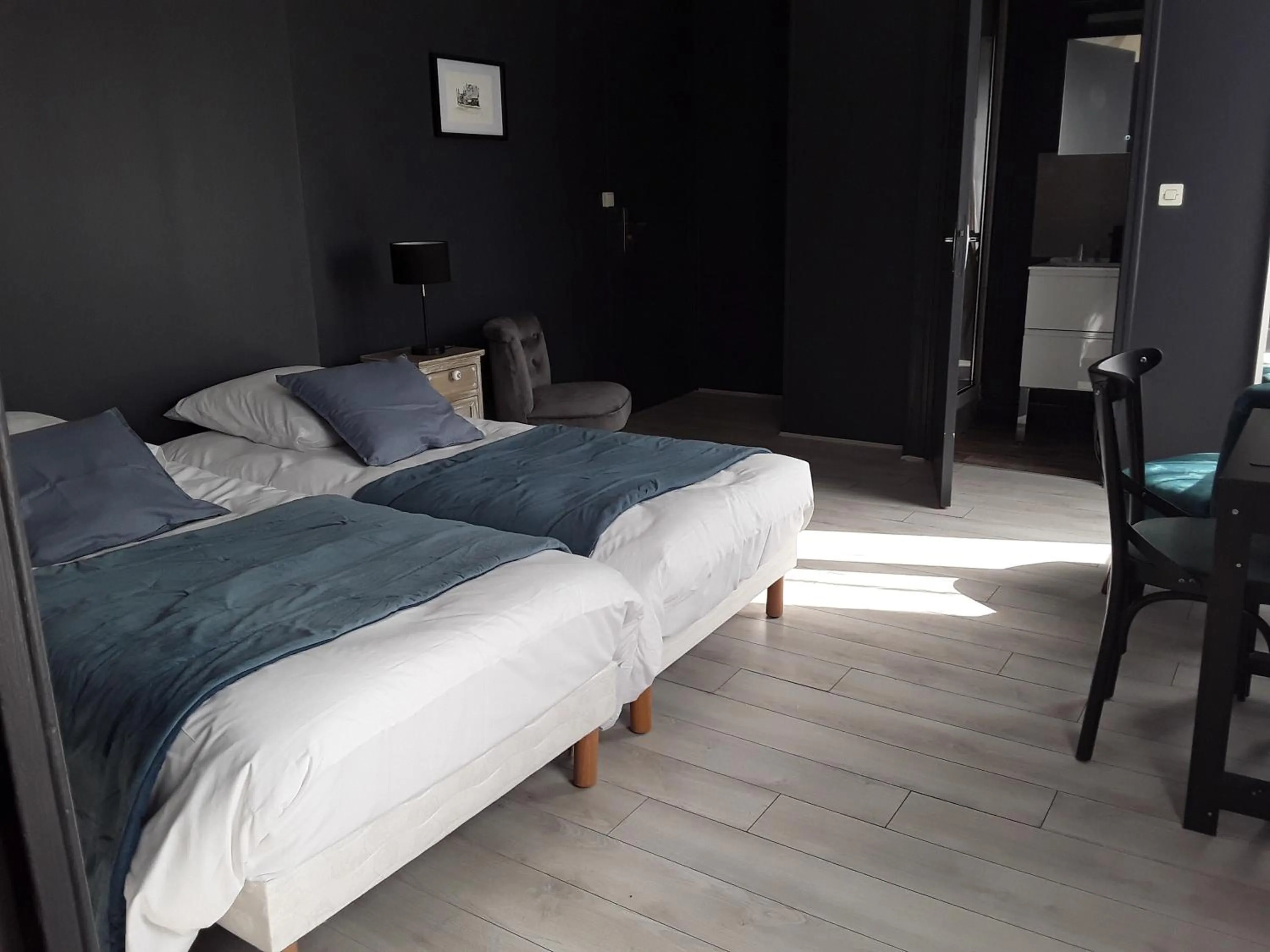 Photo of the whole room, Bed in La Pomme d'Or