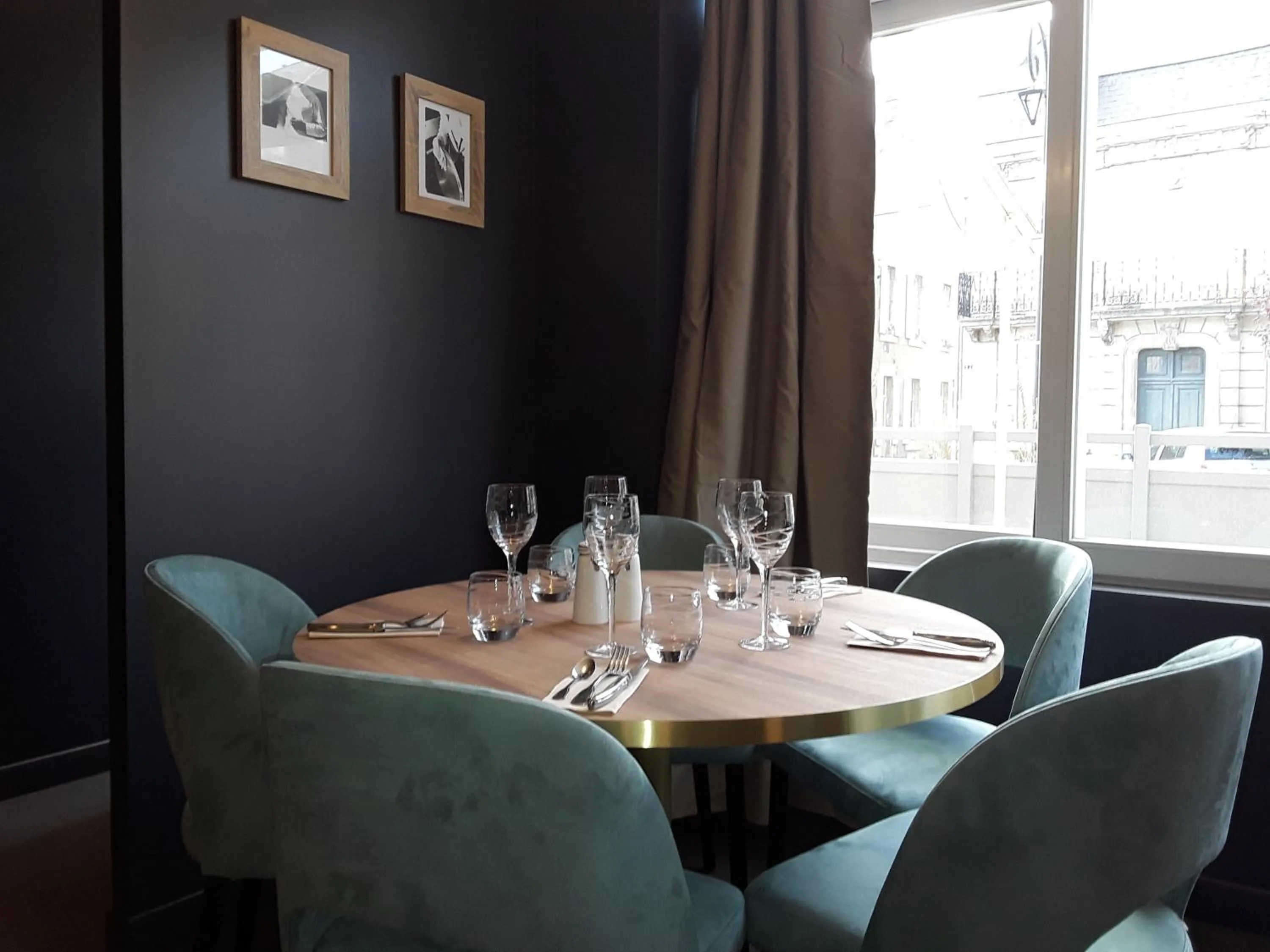 Restaurant/places to eat in La Pomme d'Or