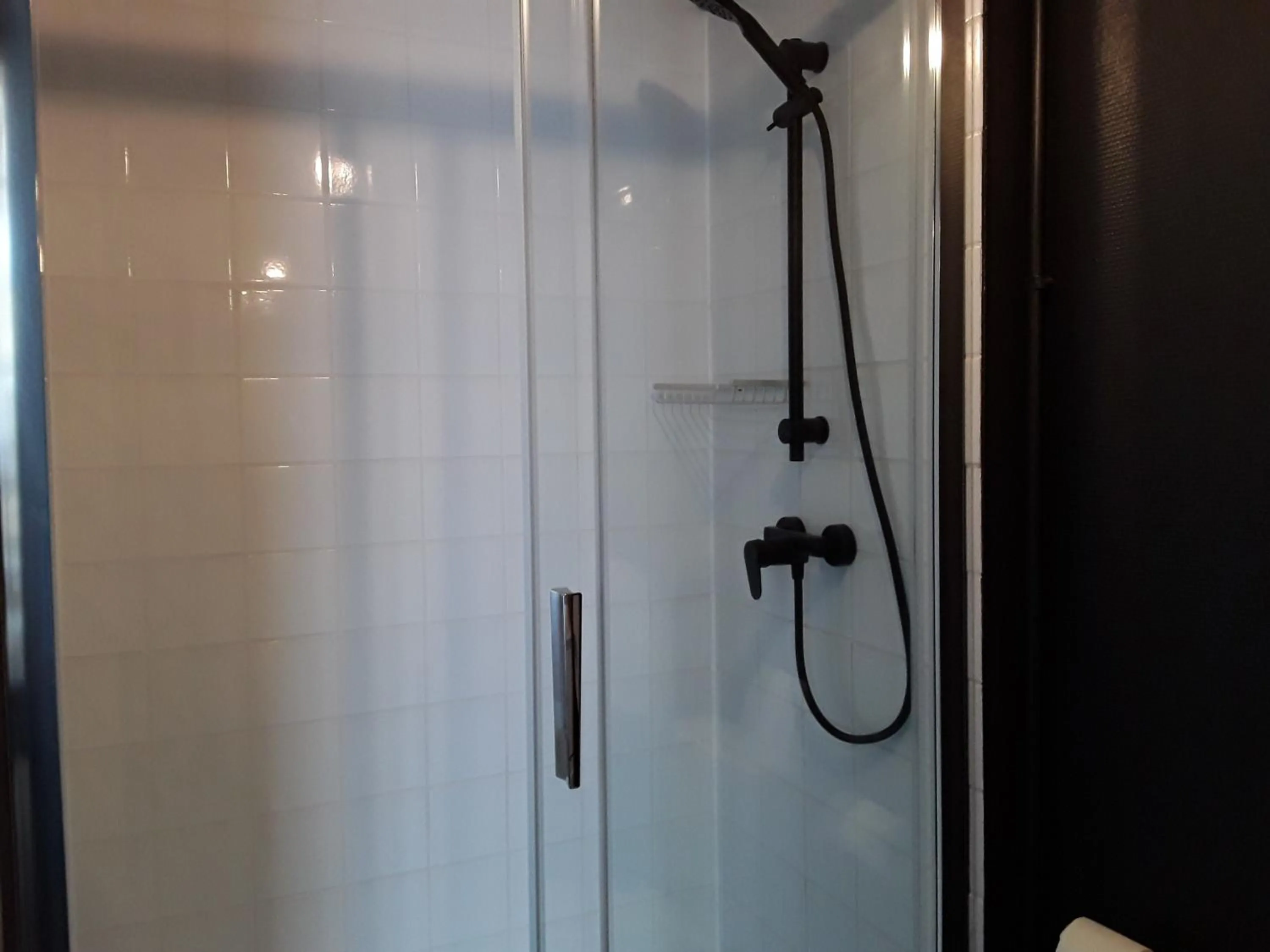 Shower in La Pomme d'Or