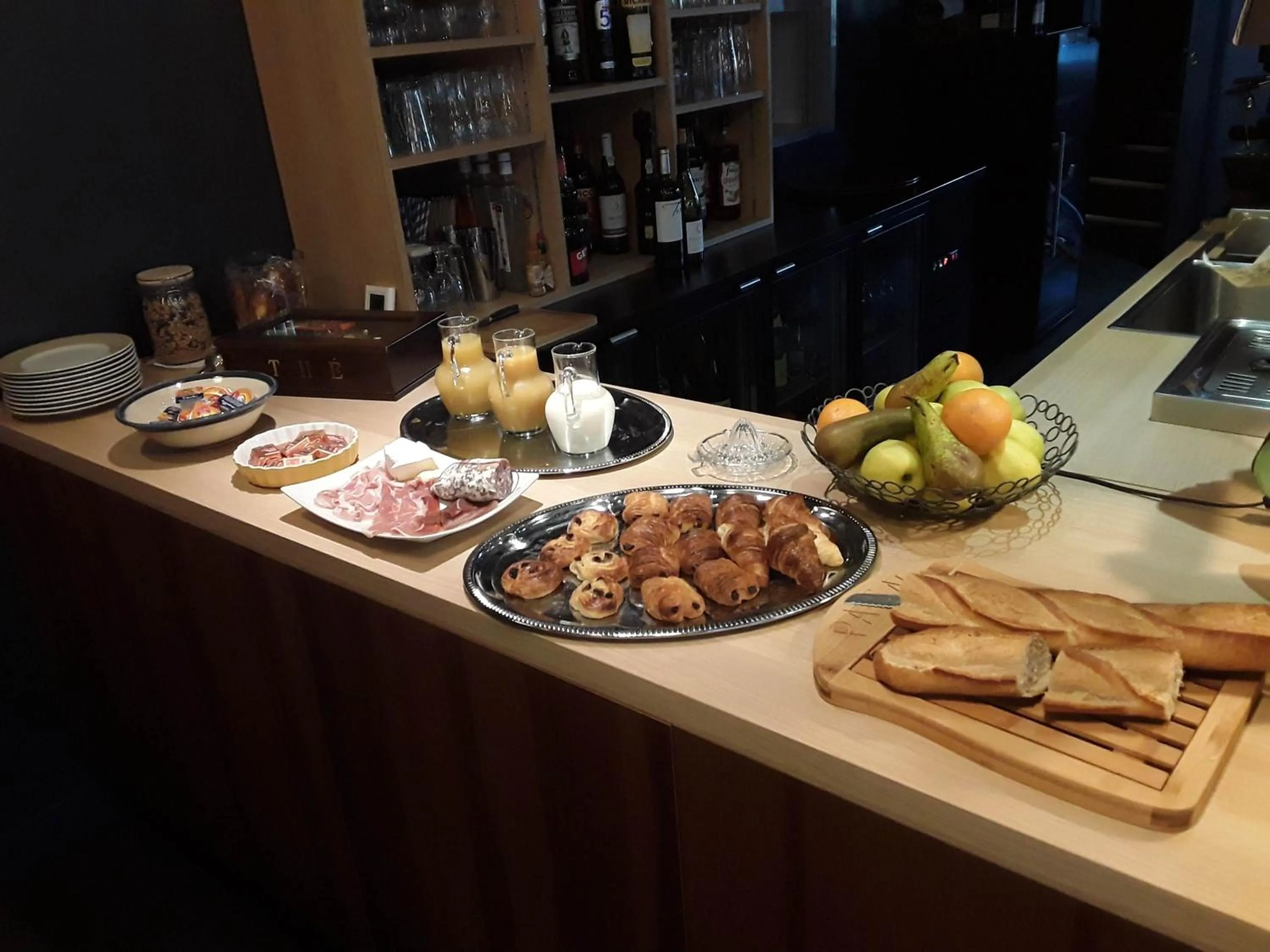 Restaurant/places to eat in La Pomme d'Or