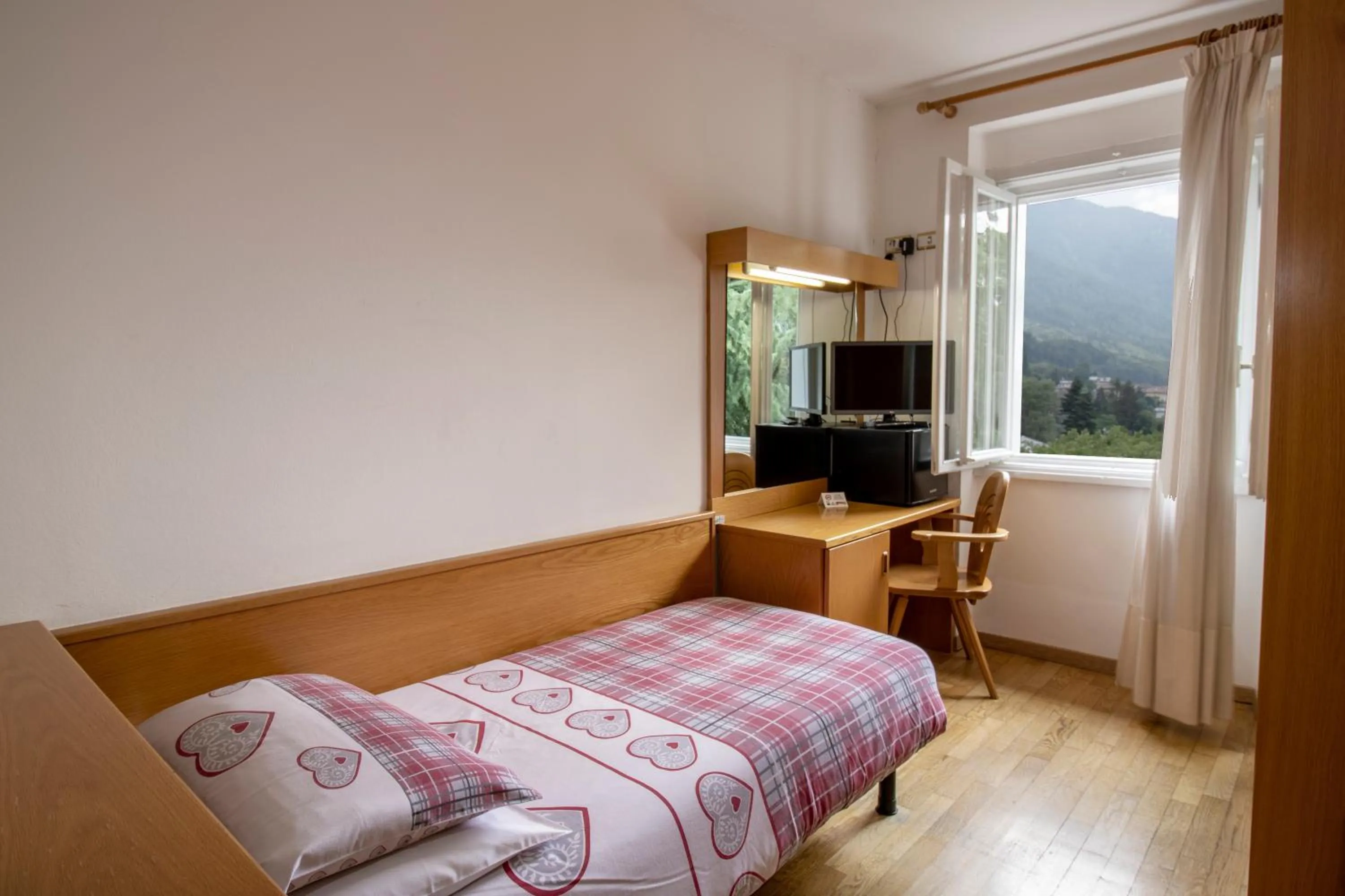 Bedroom, Bed in Hotel Pinzolo-Dolomiti