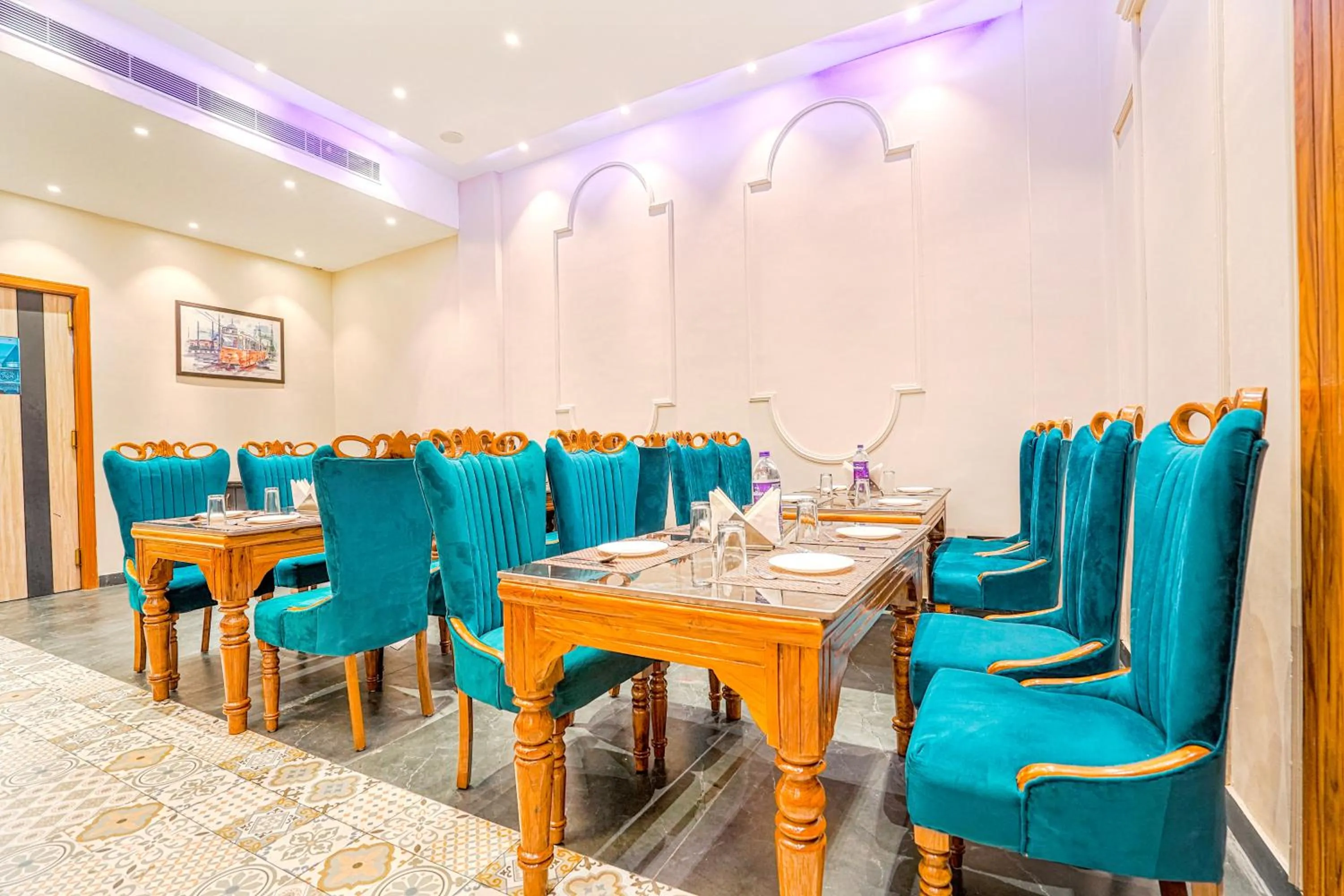 Restaurant/places to eat in Hotel Grand Cabbana By Levelup Hotels