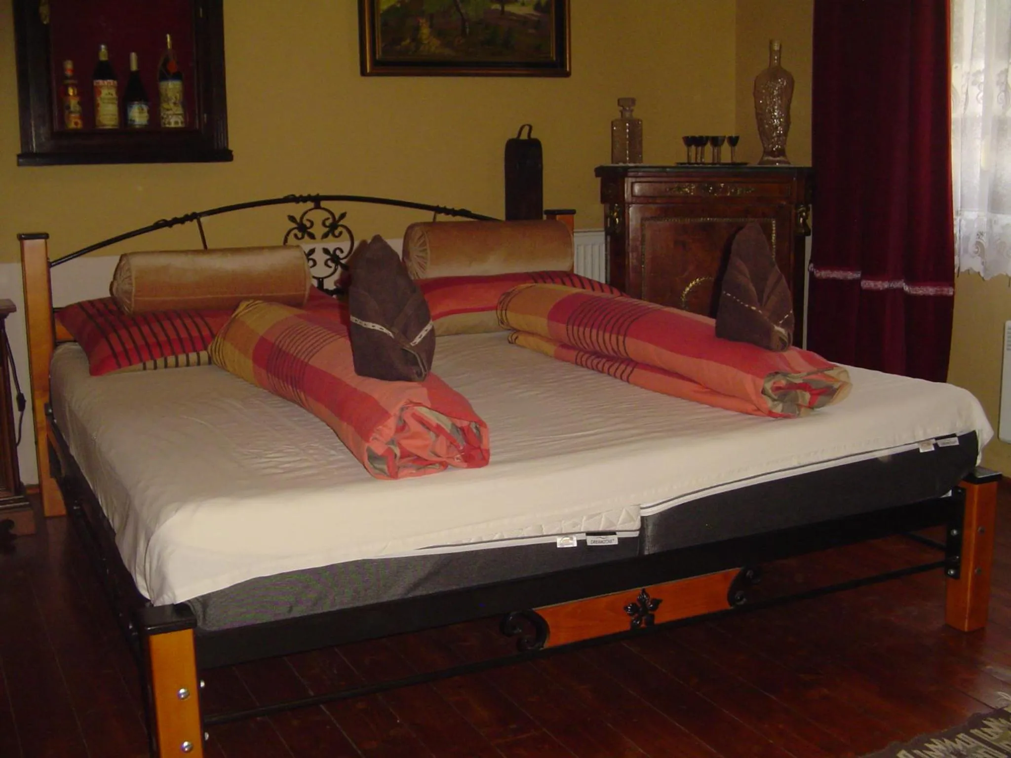 Decorative detail, Bed in Everlast