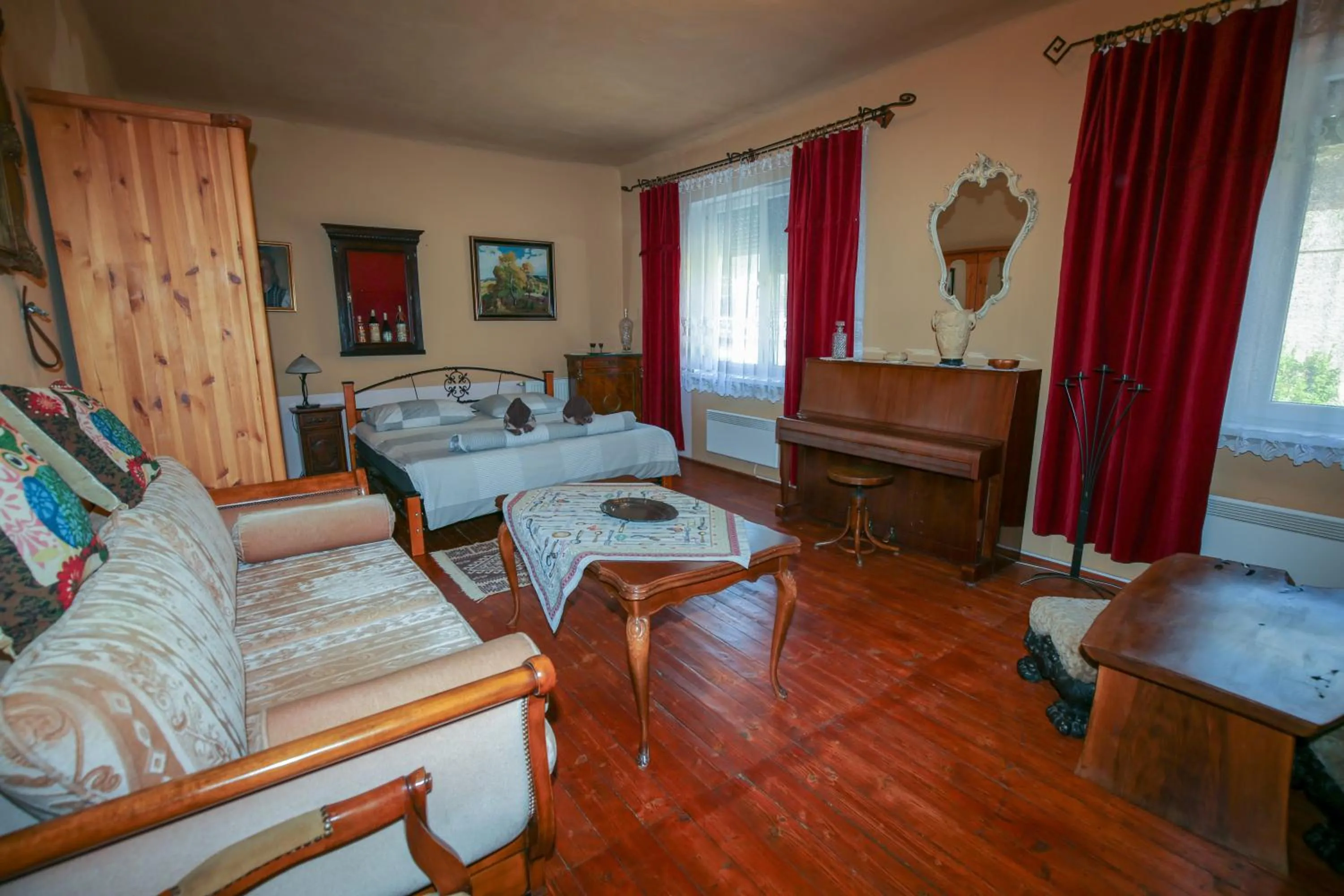 Photo of the whole room in Everlast