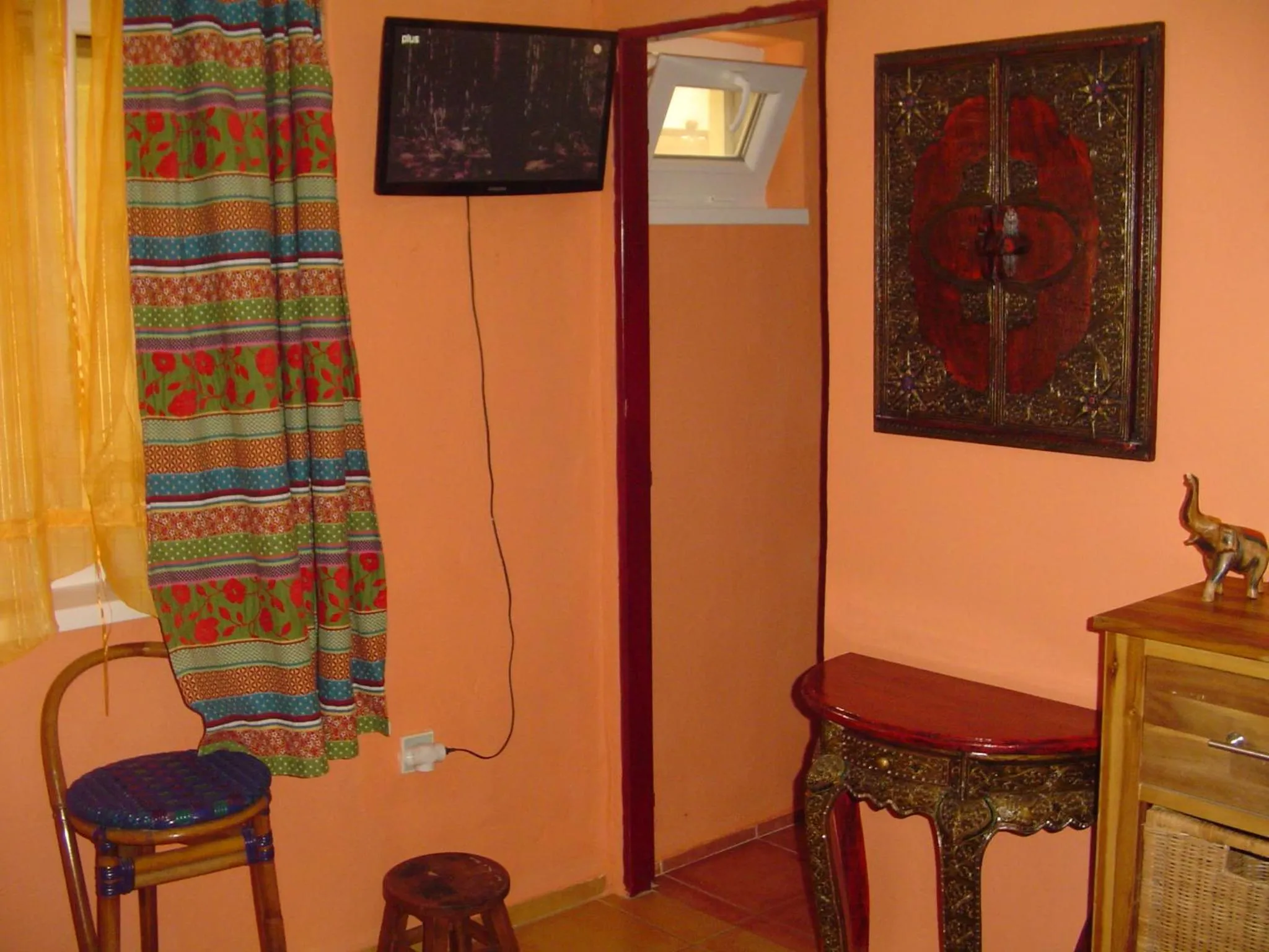 Photo of the whole room in Everlast
