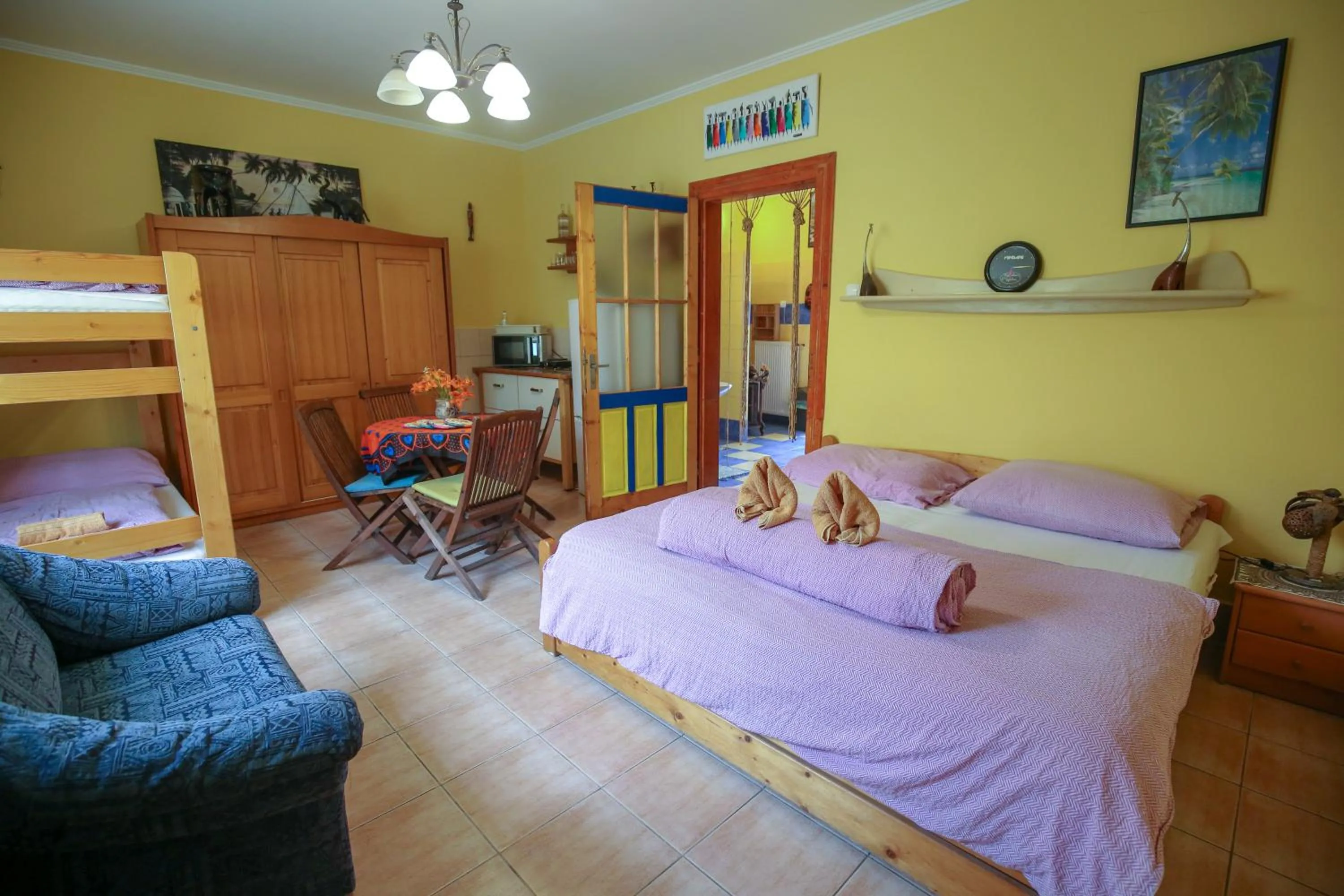 Photo of the whole room, Bed in Everlast