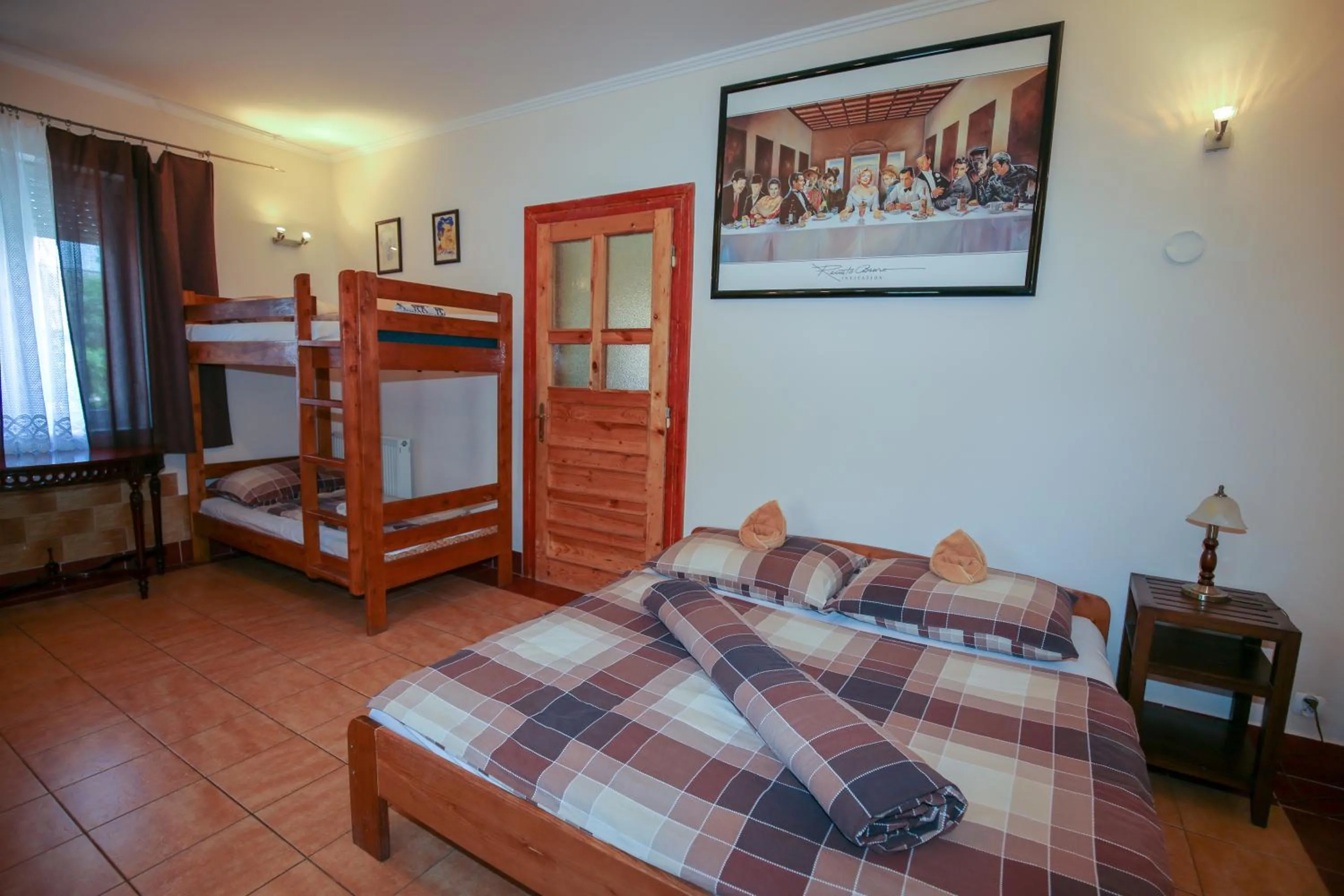 Photo of the whole room, Bed in Everlast
