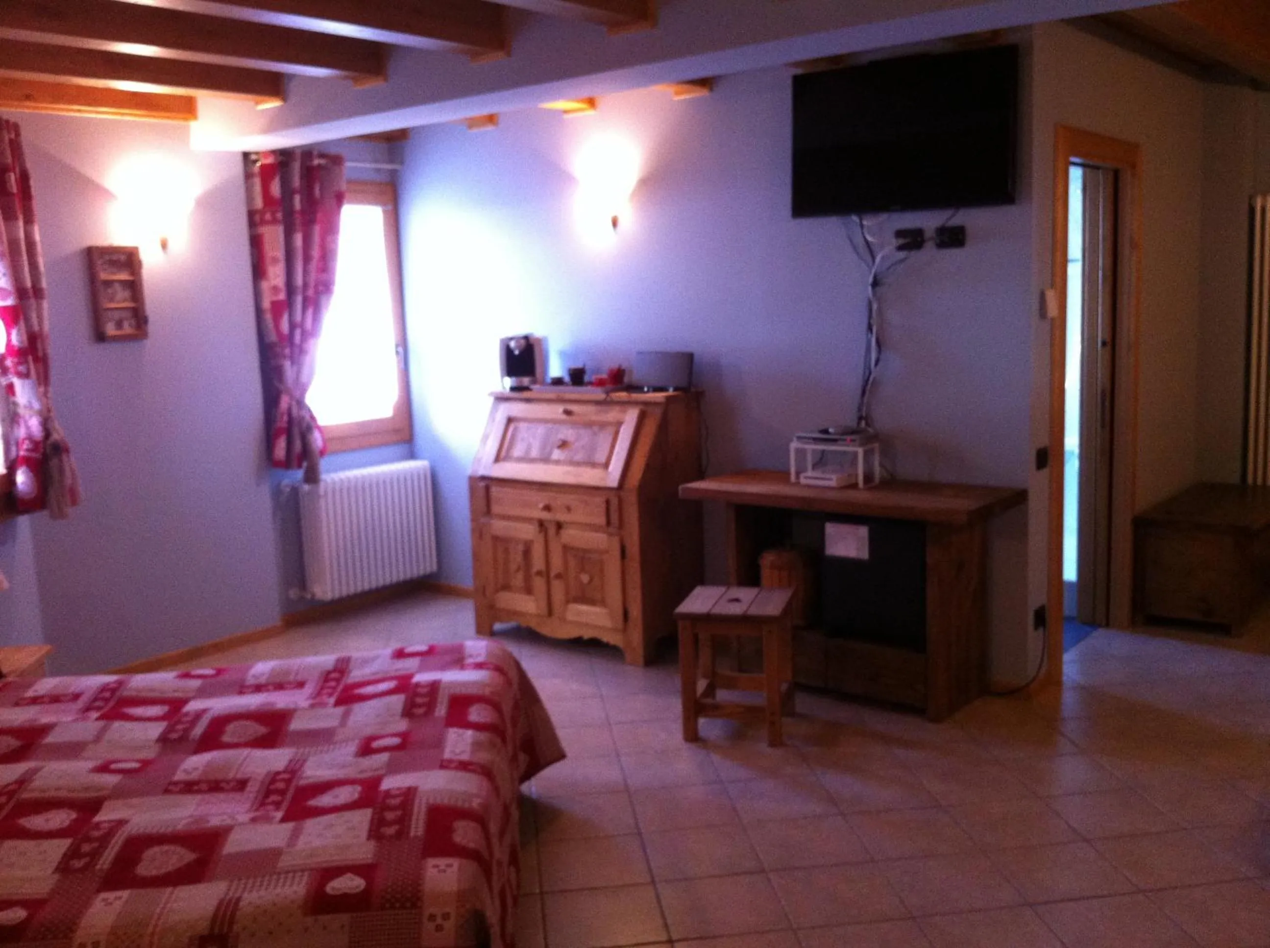 TV and multimedia, Bed in Hotel L'espoir