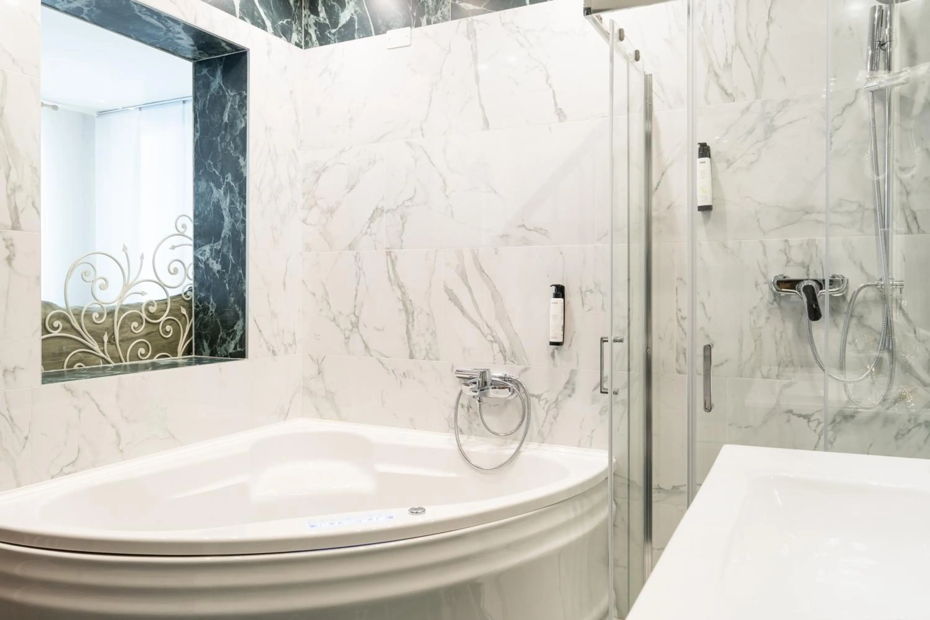 Shower in Hotel San Marco Fitness Pool & Spa