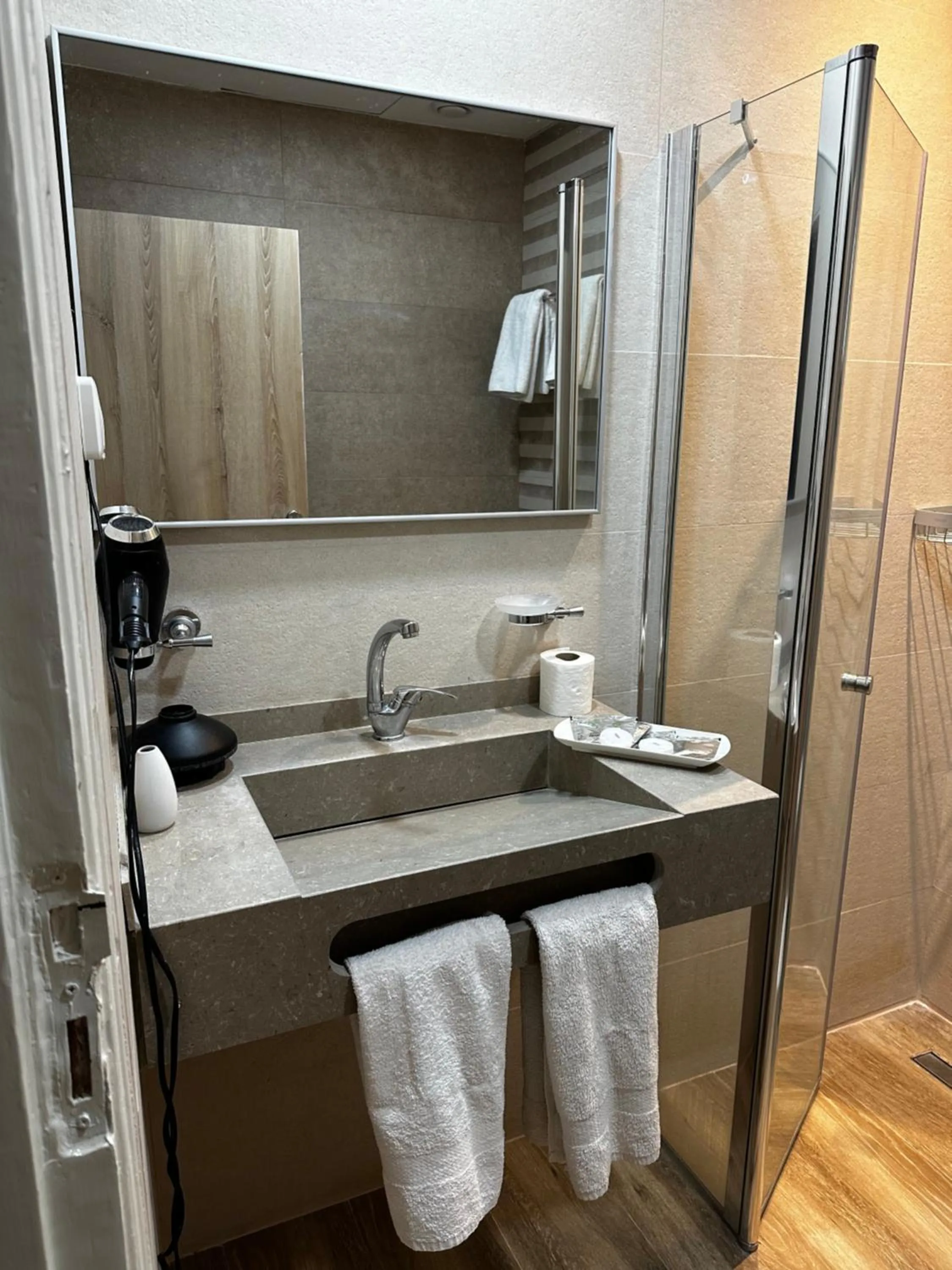 Shower in Shepherd Hotel
