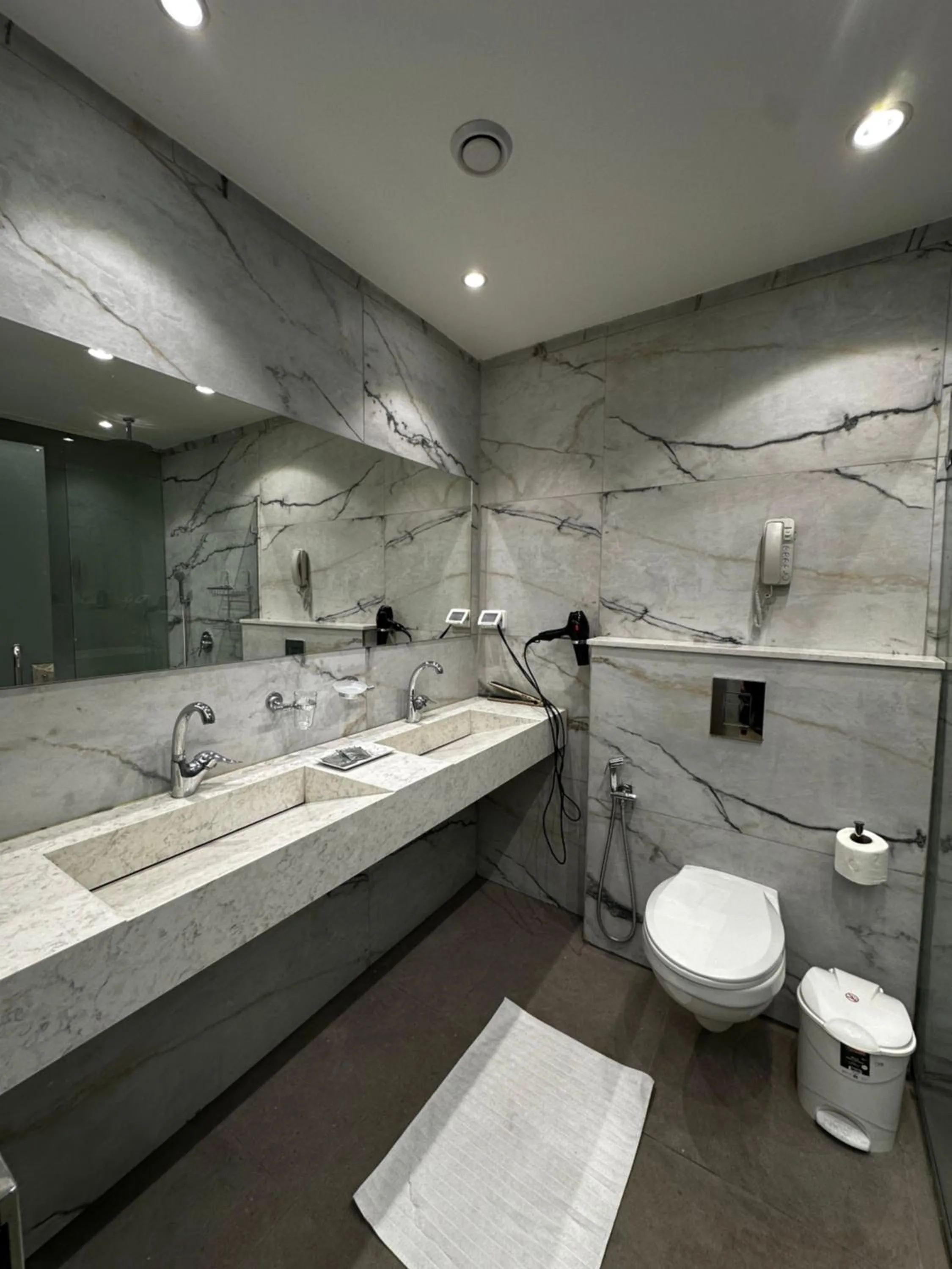 Shower in Shepherd Hotel