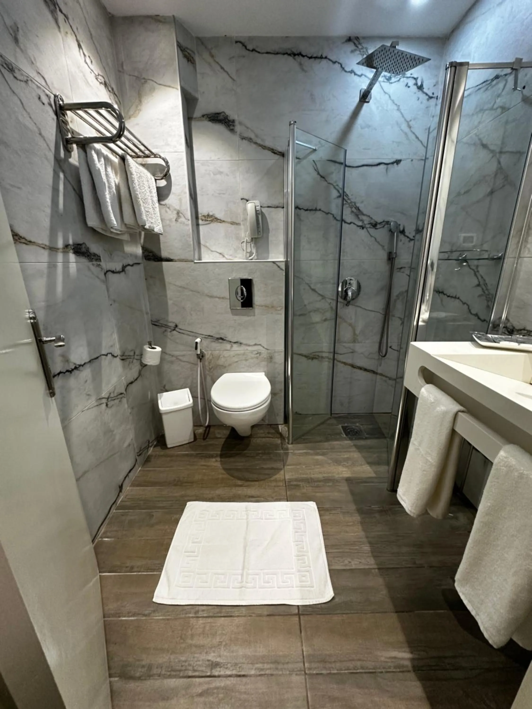 Shower in Shepherd Hotel