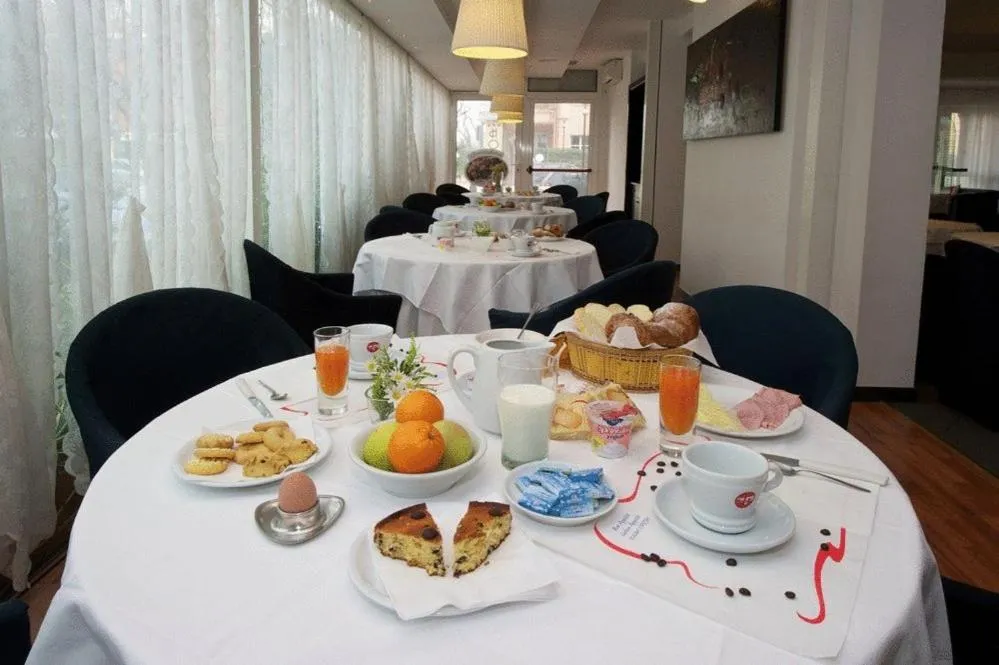 Restaurant/places to eat in Hotel Mediterraneo