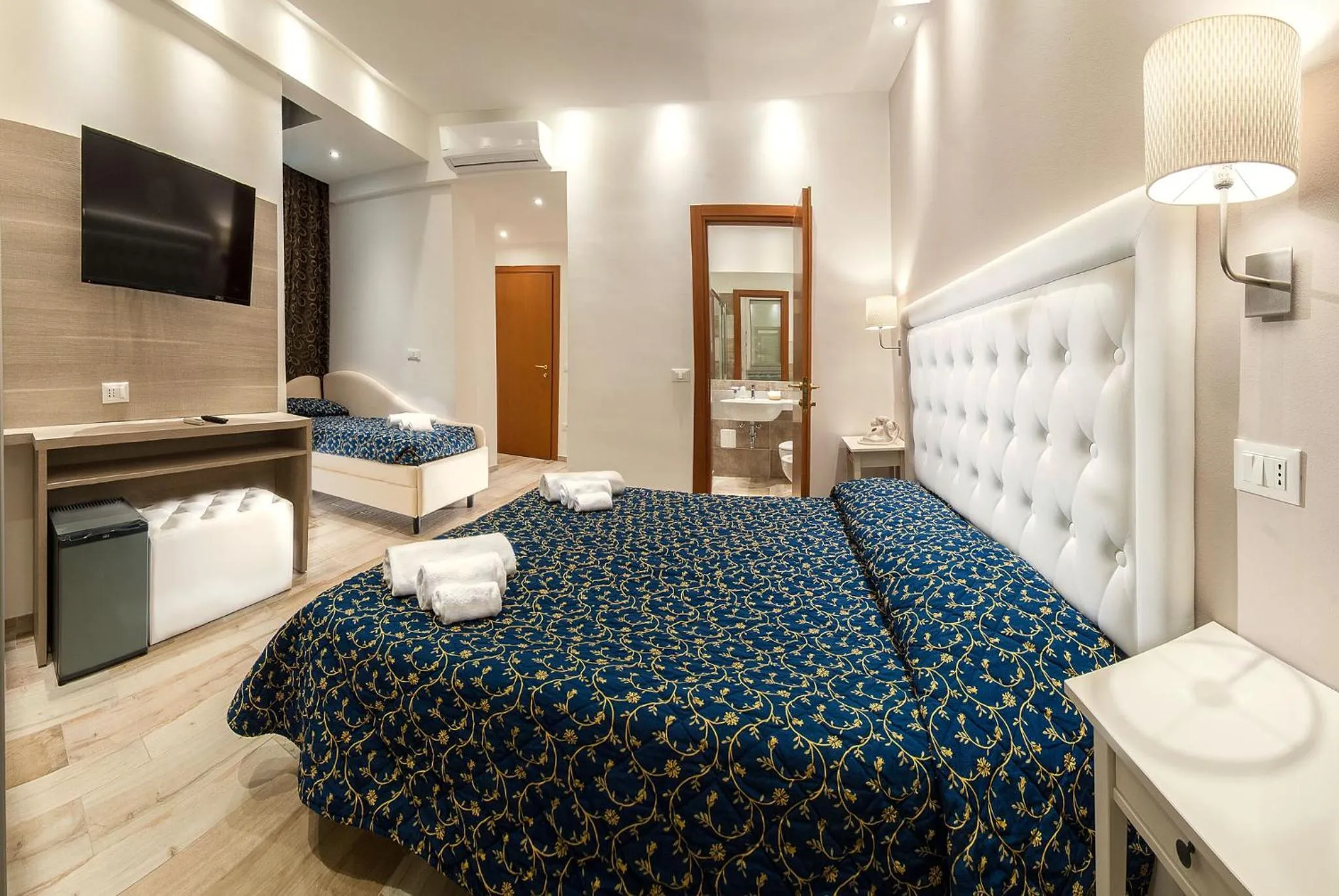 Bedroom, Bed in Hotel Mediterraneo