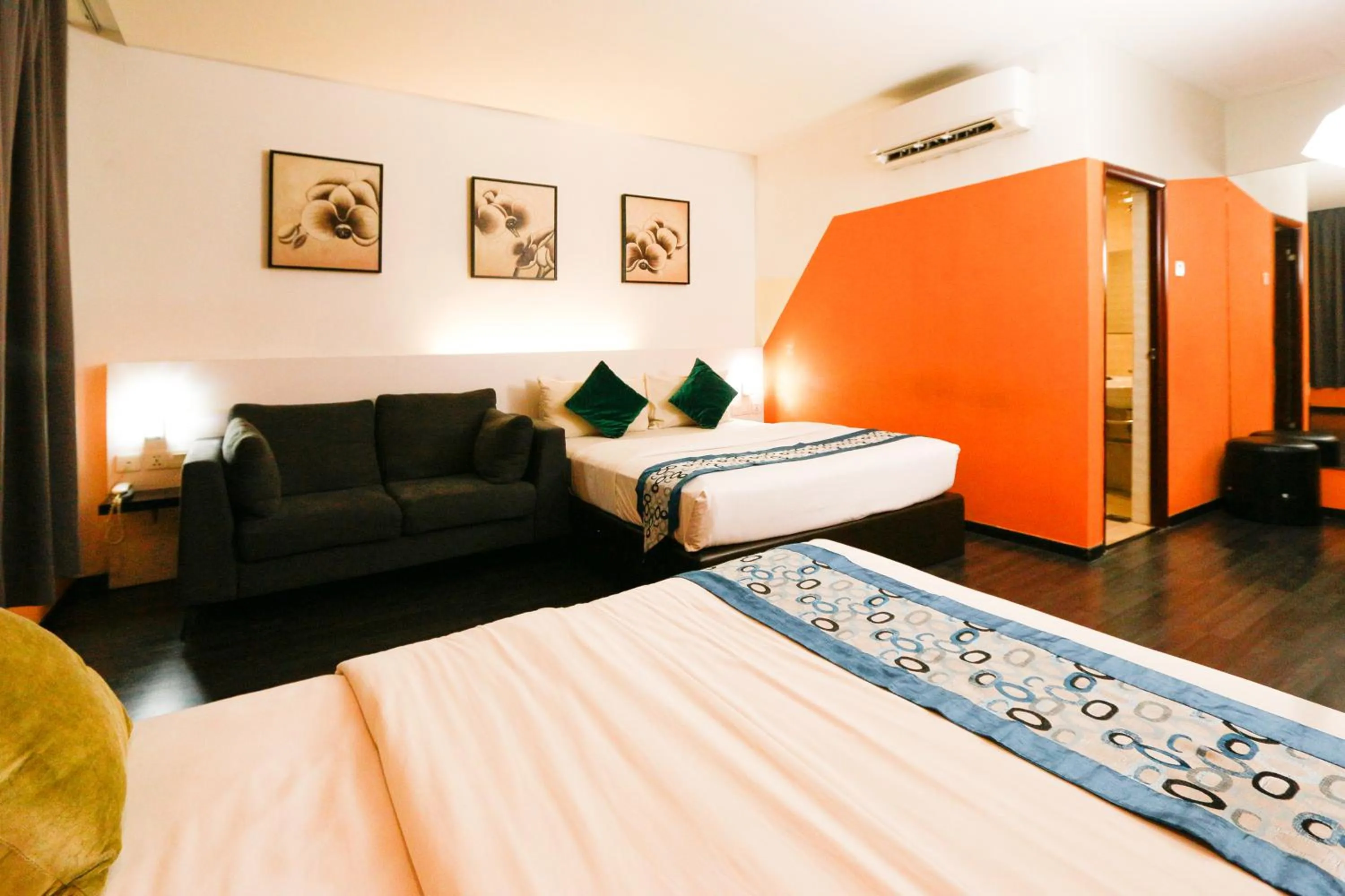 Photo of the whole room, Bed in Golden Roof Hotel Ampang Ipoh