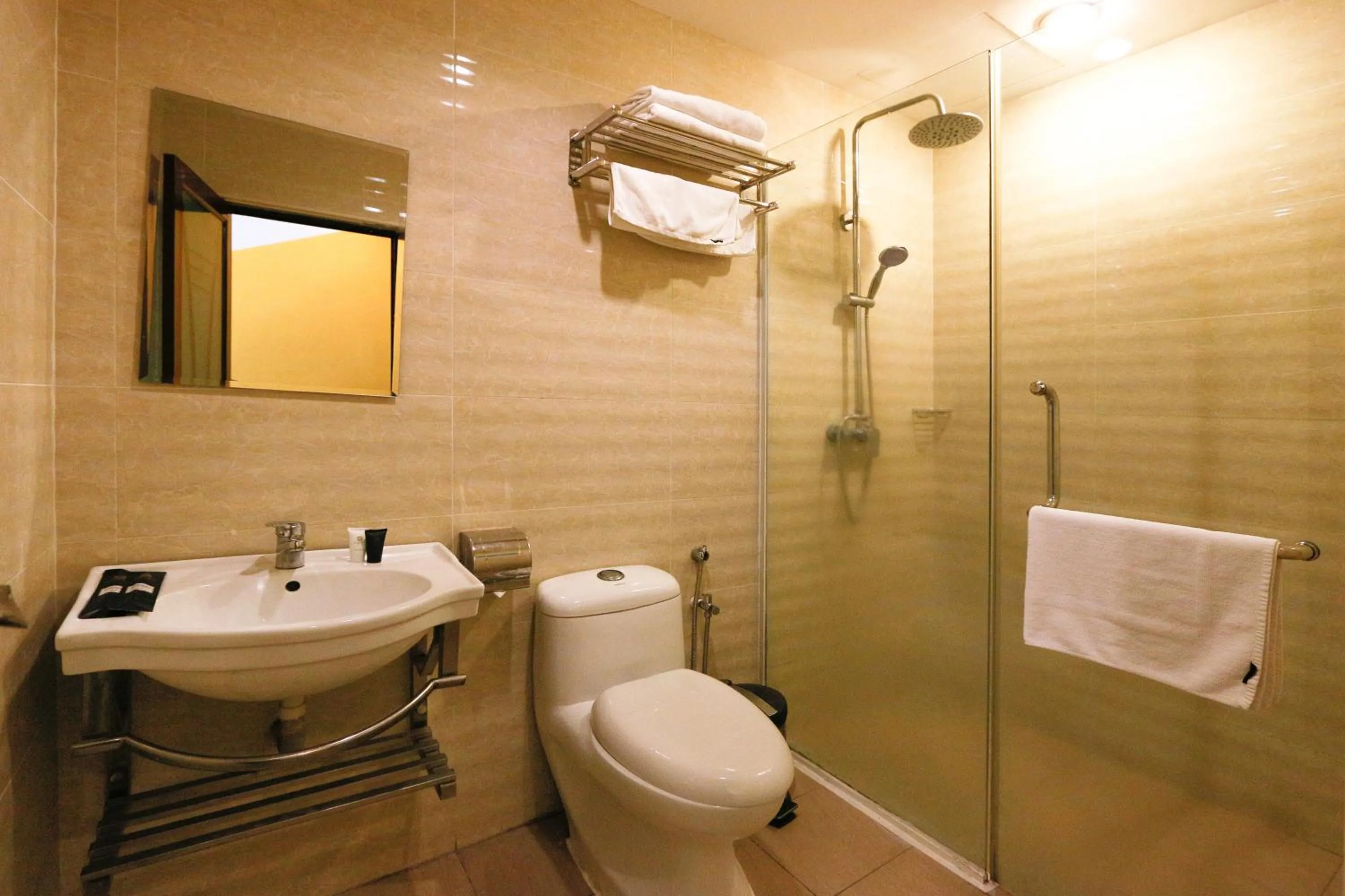 Shower in Golden Roof Hotel Ampang Ipoh