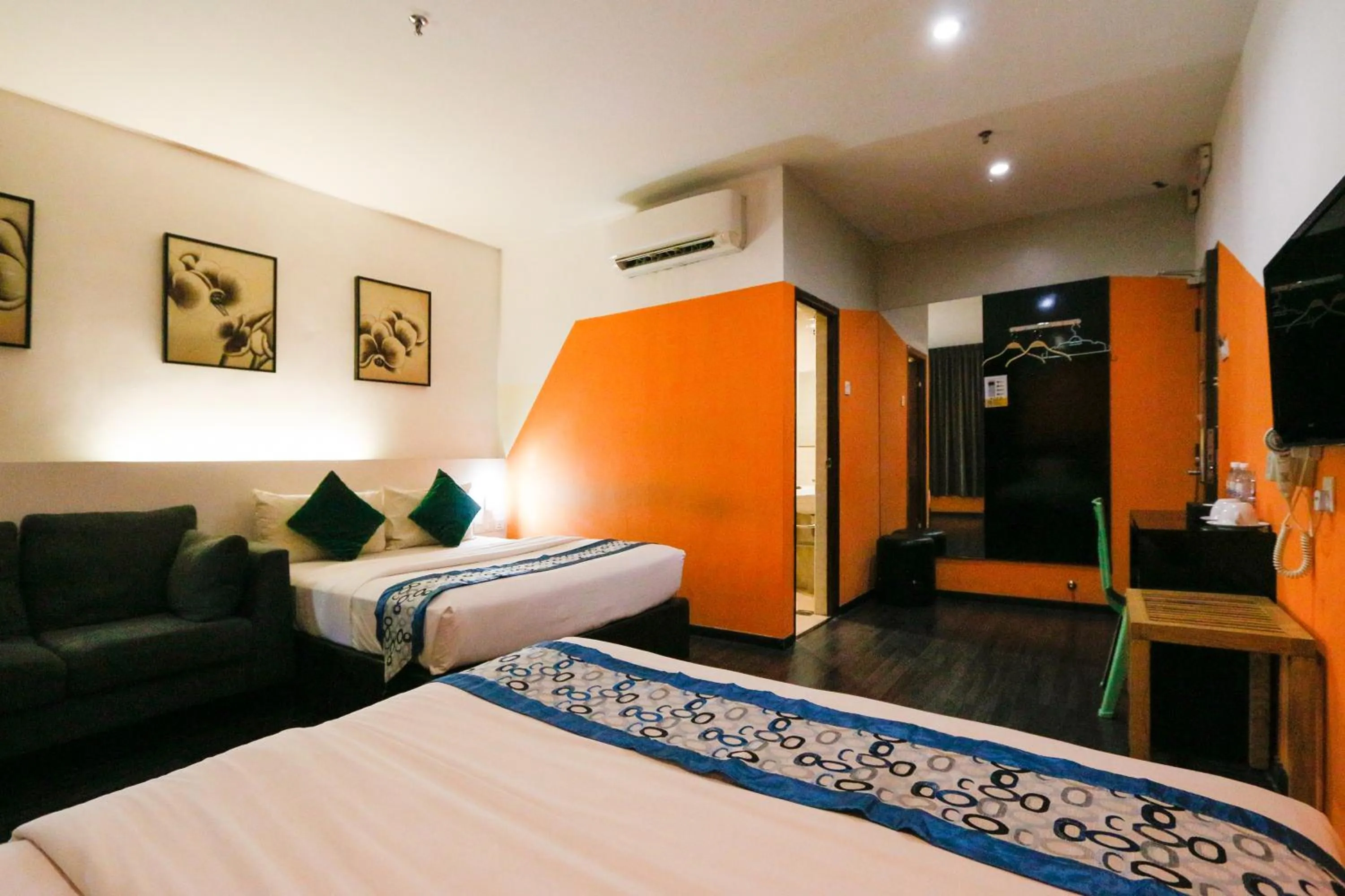 Photo of the whole room, Bed in Golden Roof Hotel Ampang Ipoh