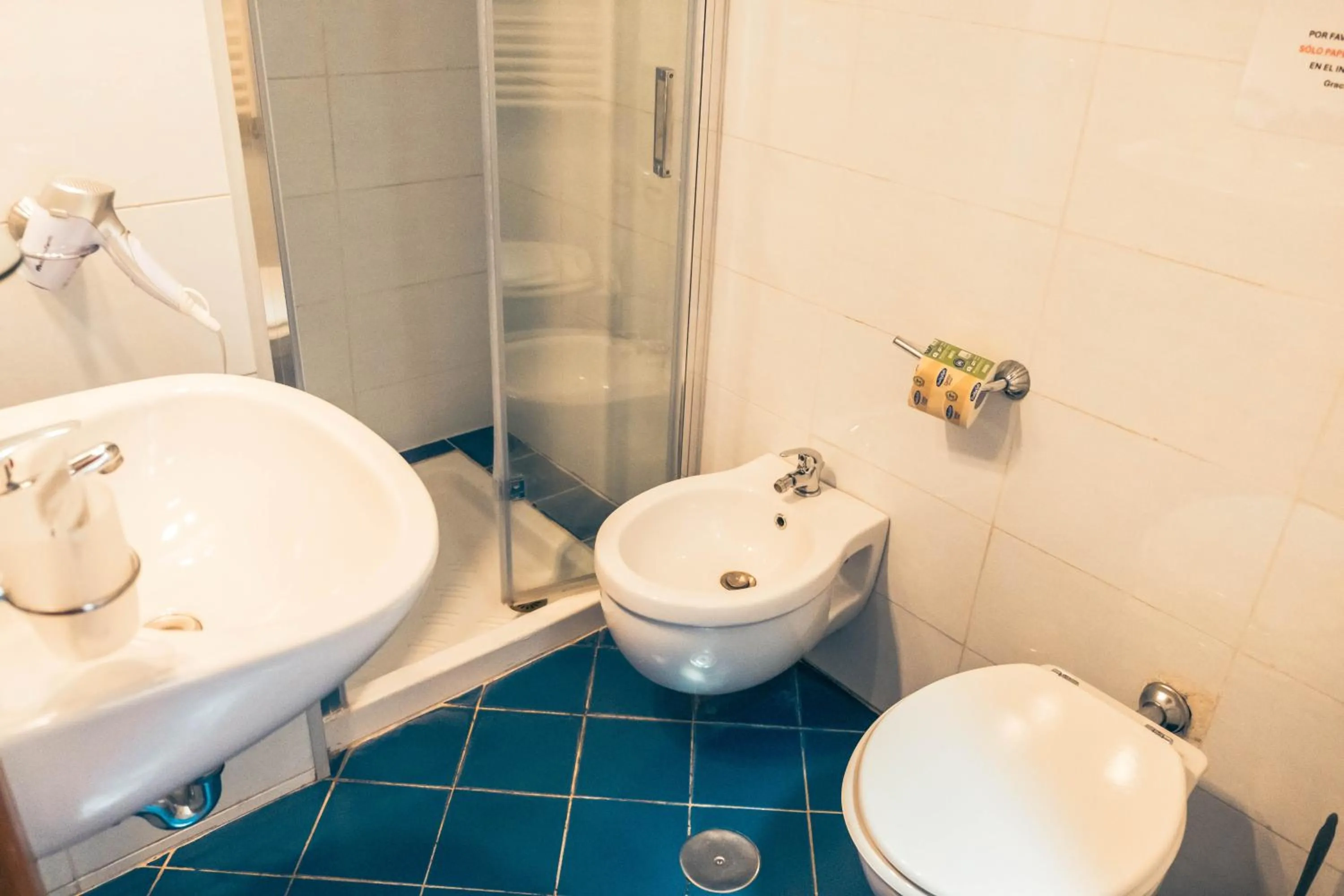 Shower in Hotel Big Bang