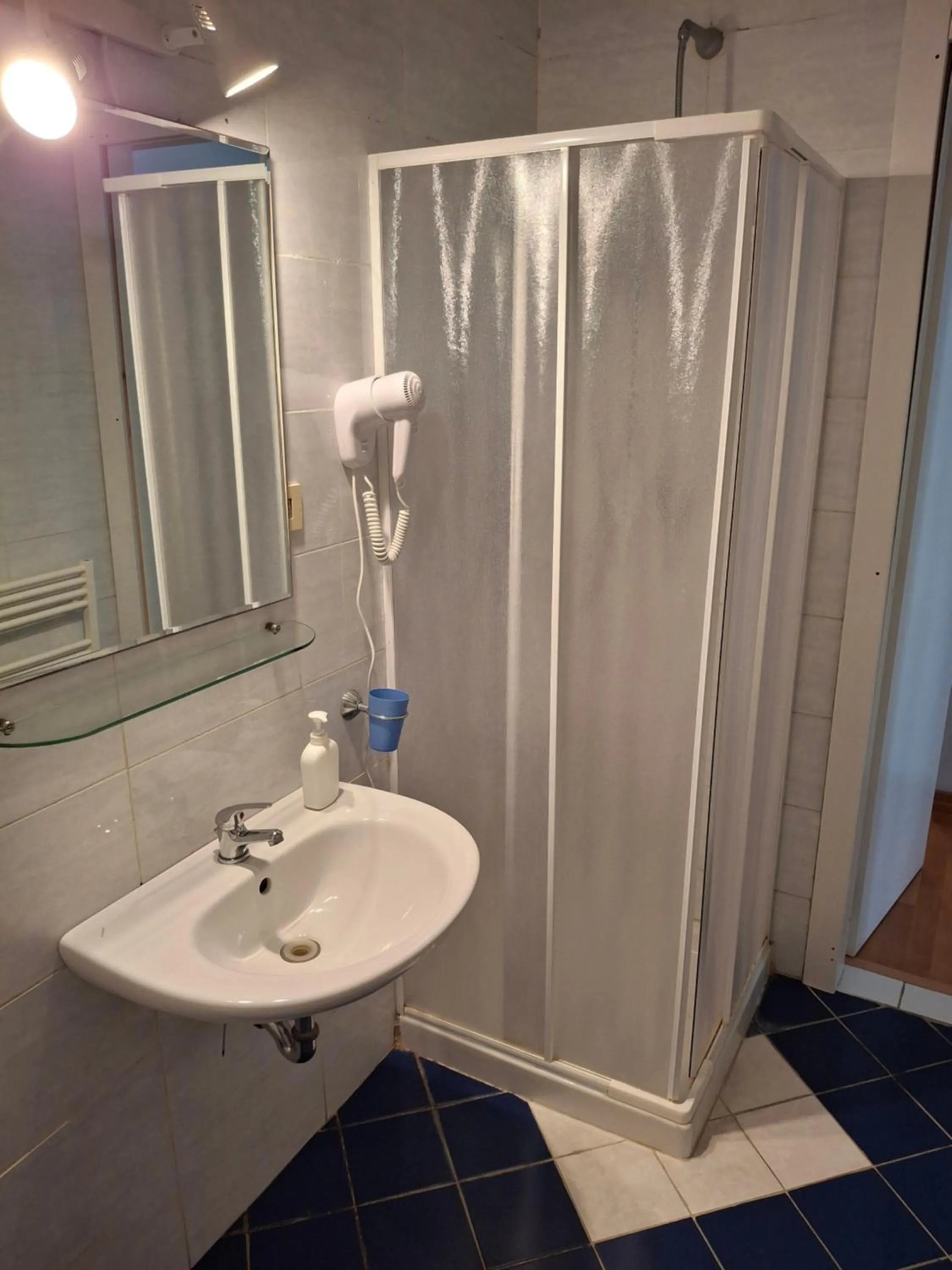 Shower in Hotel Big Bang