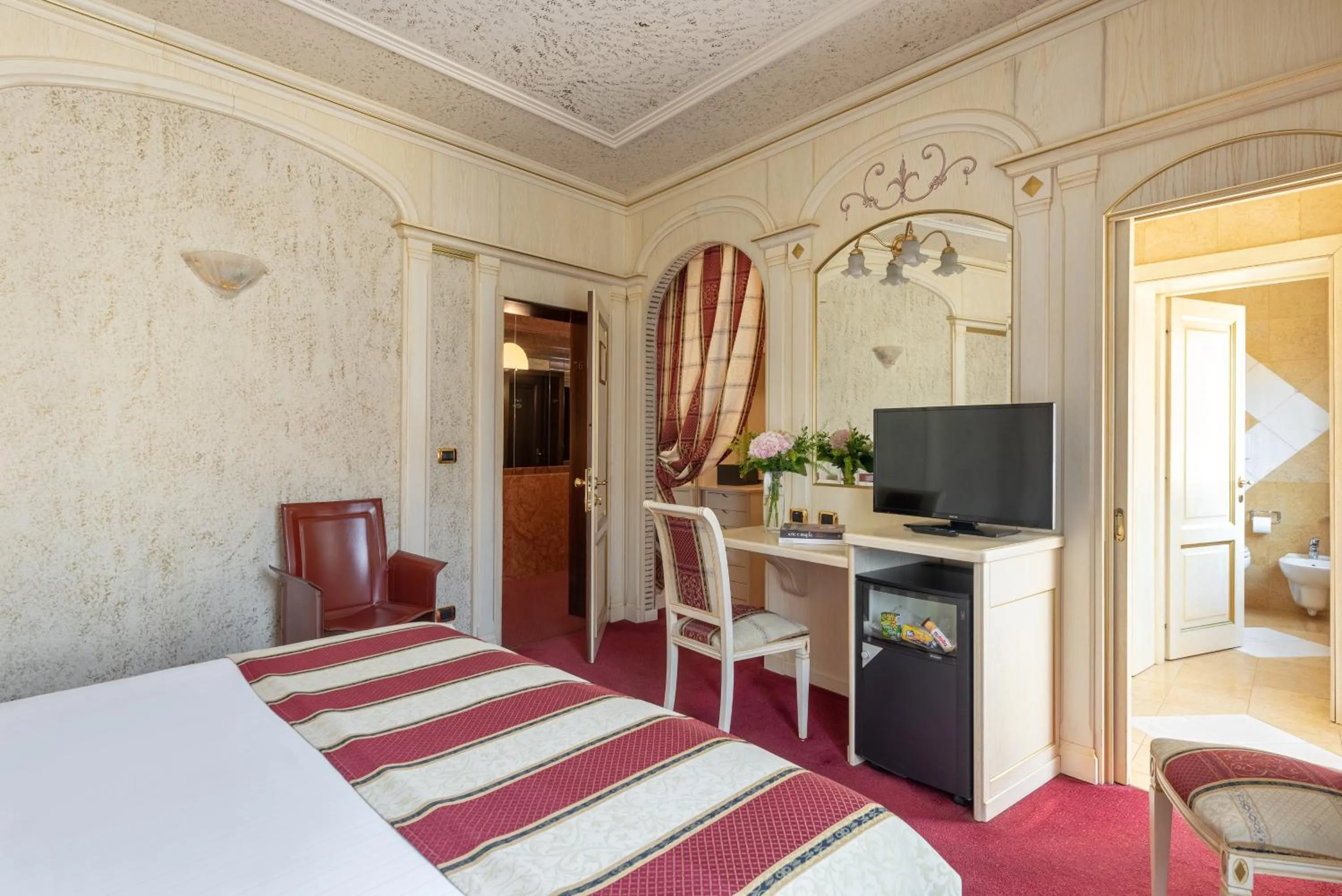 Bedroom, Bed in Hotel Colomba d'Oro