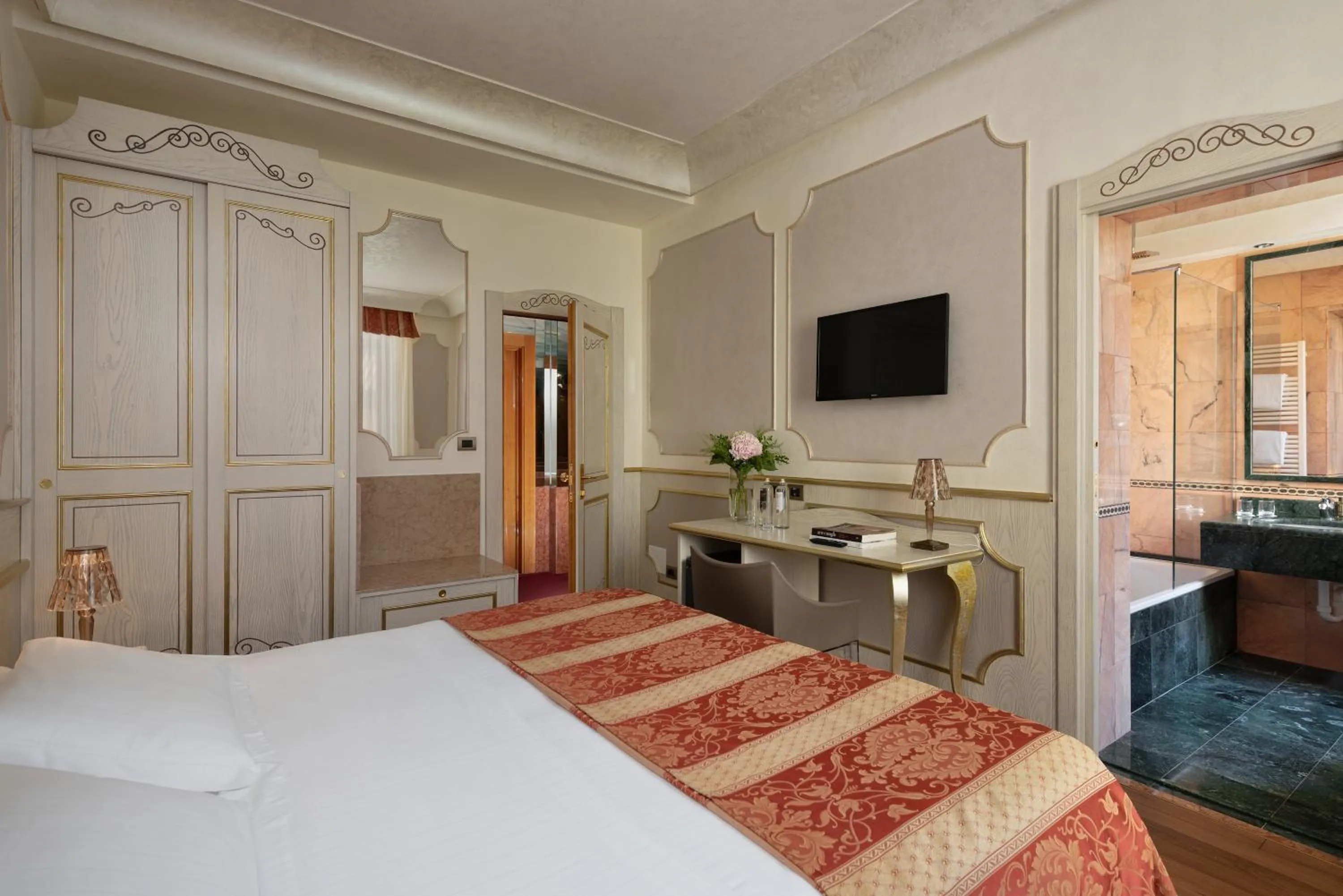 Bedroom, Bed in Hotel Colomba d'Oro