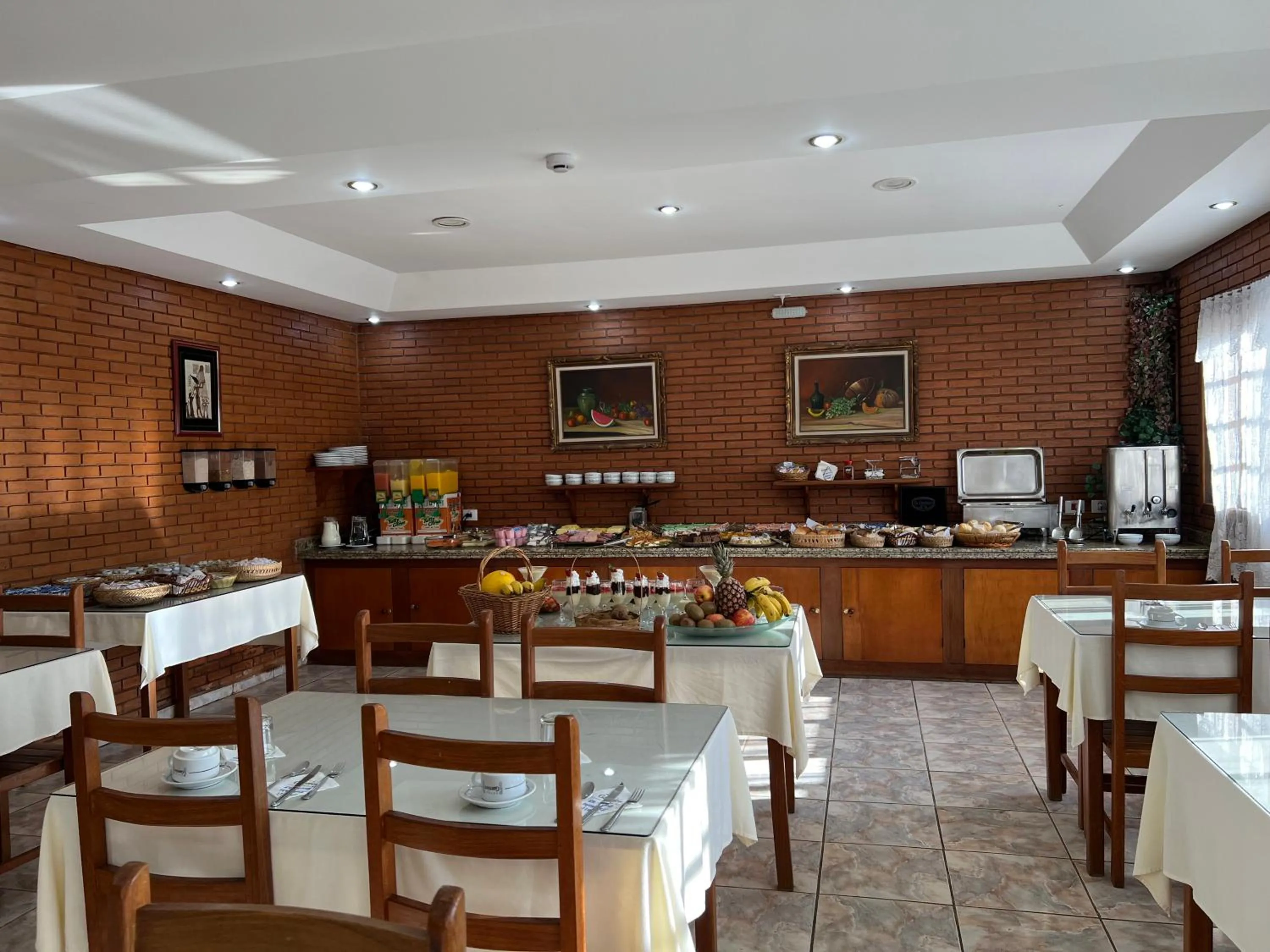 Restaurant/places to eat in Hotel Garnier