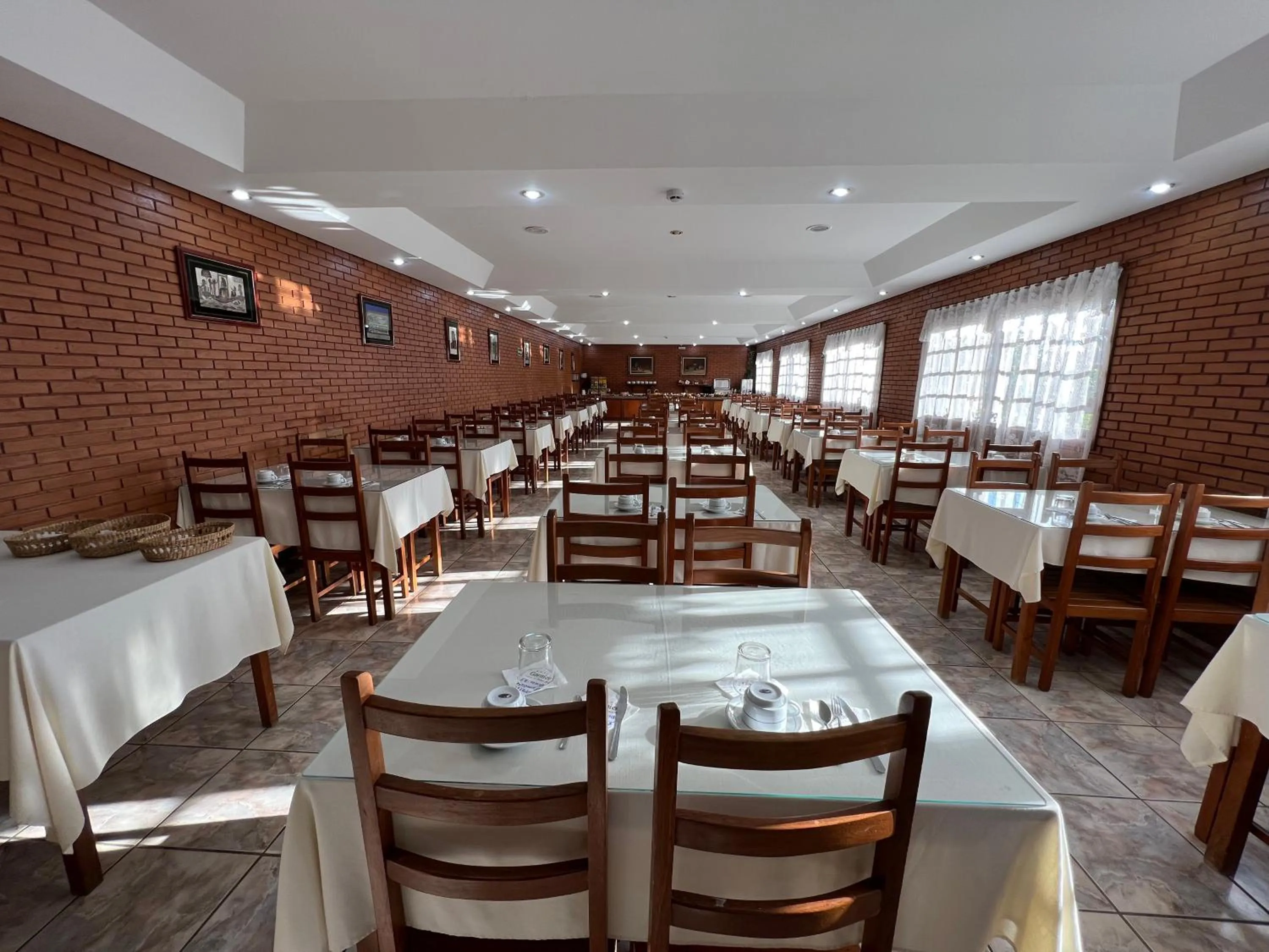 Restaurant/places to eat in Hotel Garnier