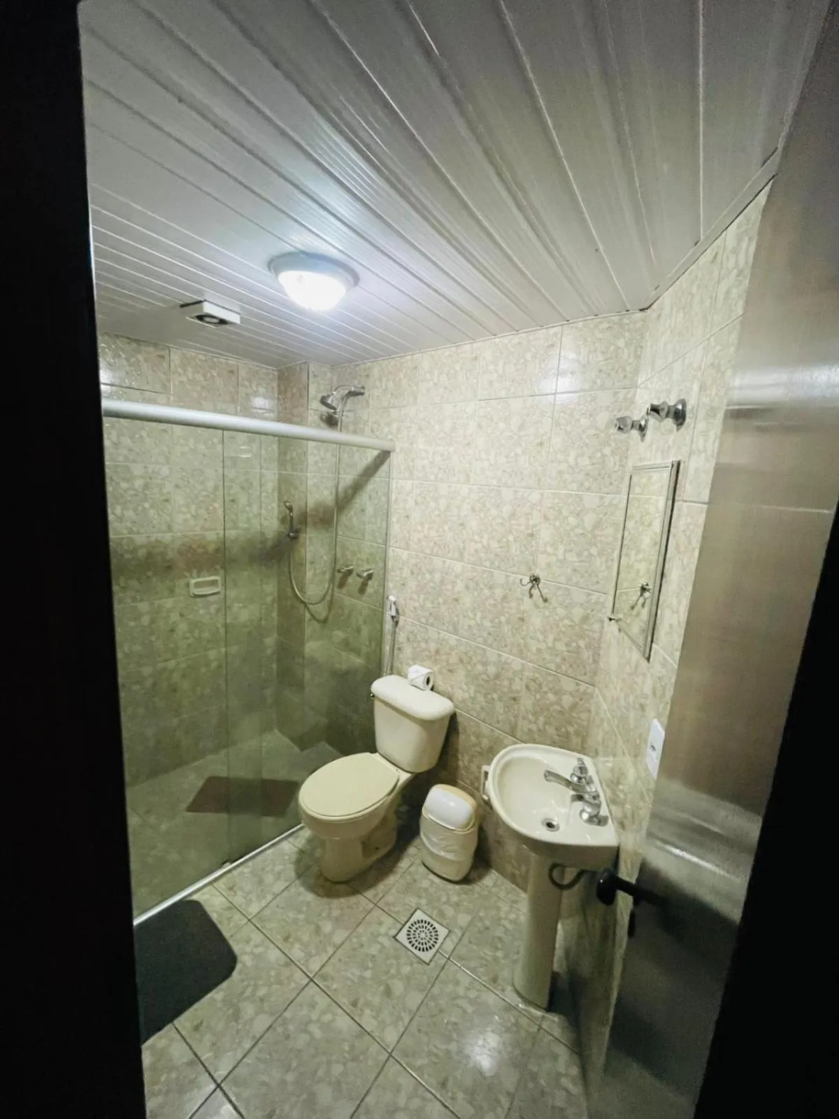 Shower in Hotel Garnier