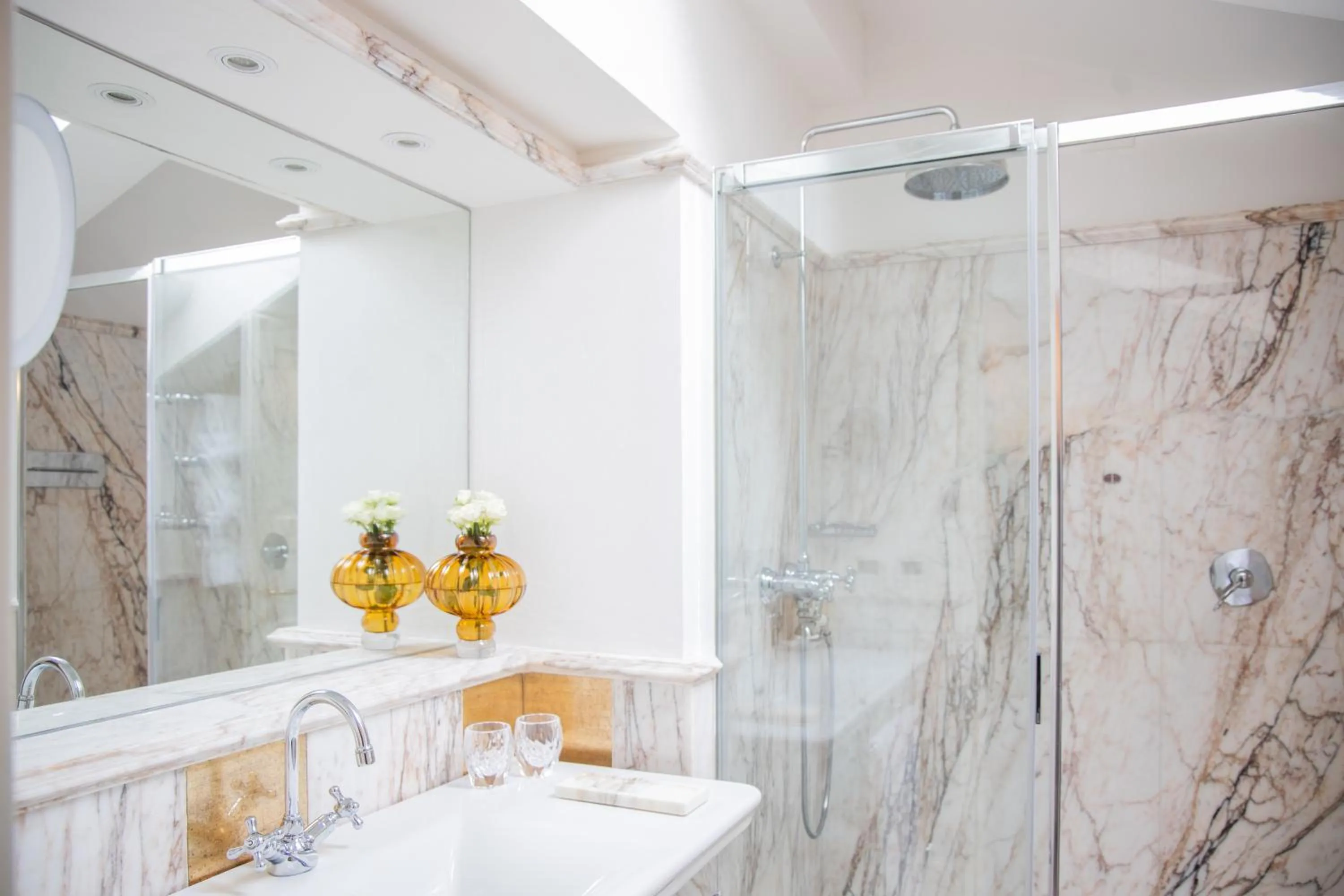 Shower in Londra Palace Venezia