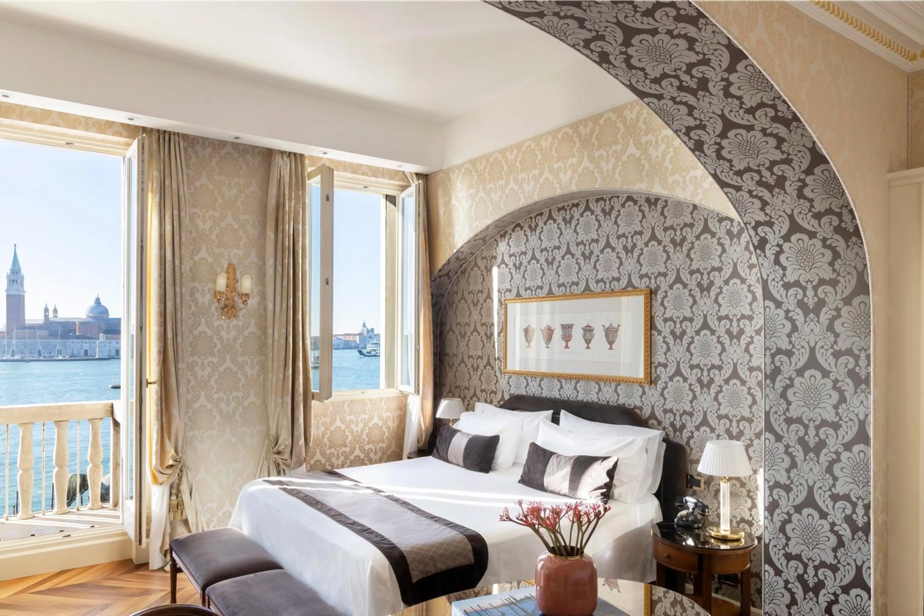 Bed in Londra Palace Venezia