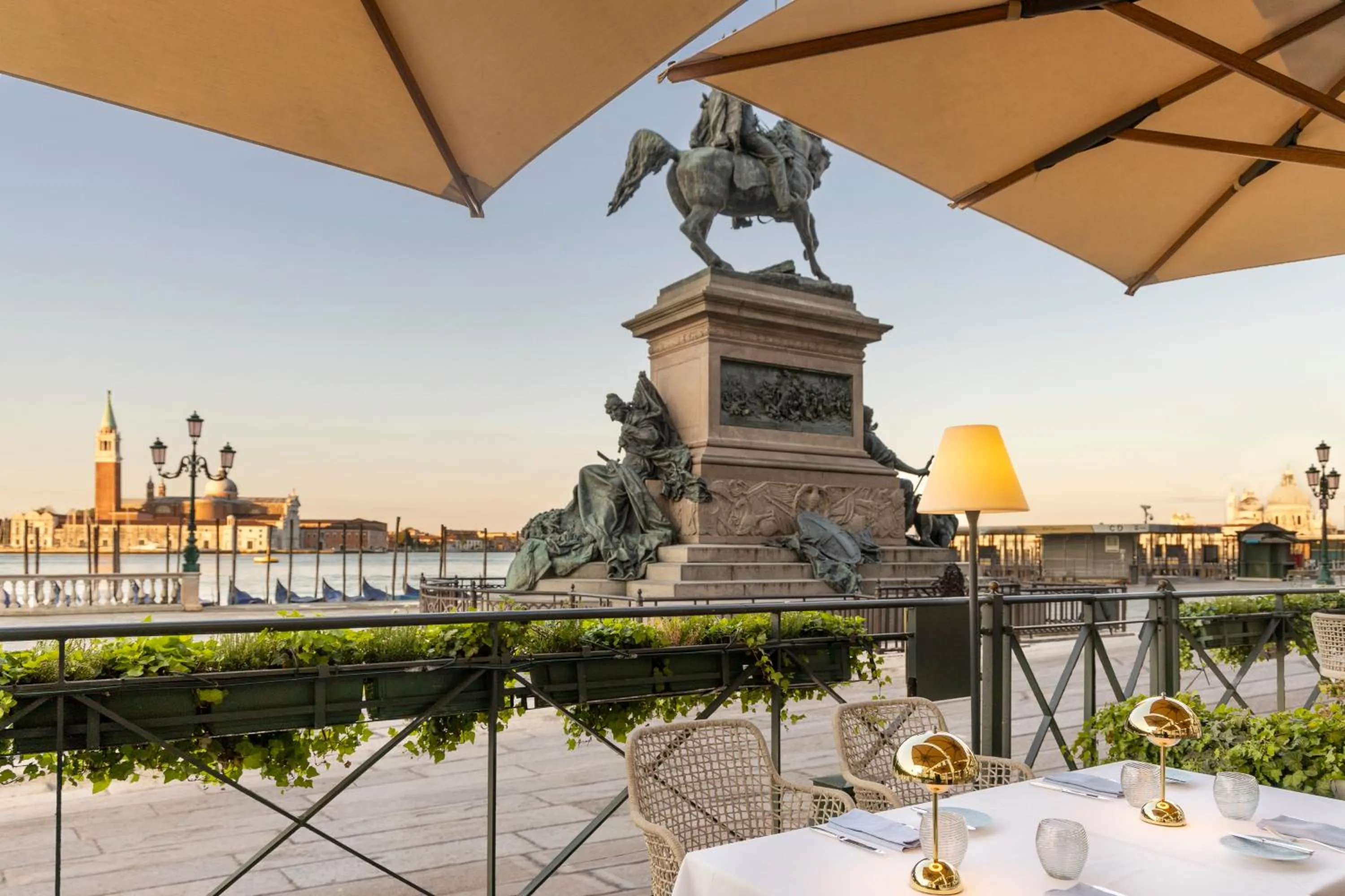 Restaurant/places to eat in Londra Palace Venezia