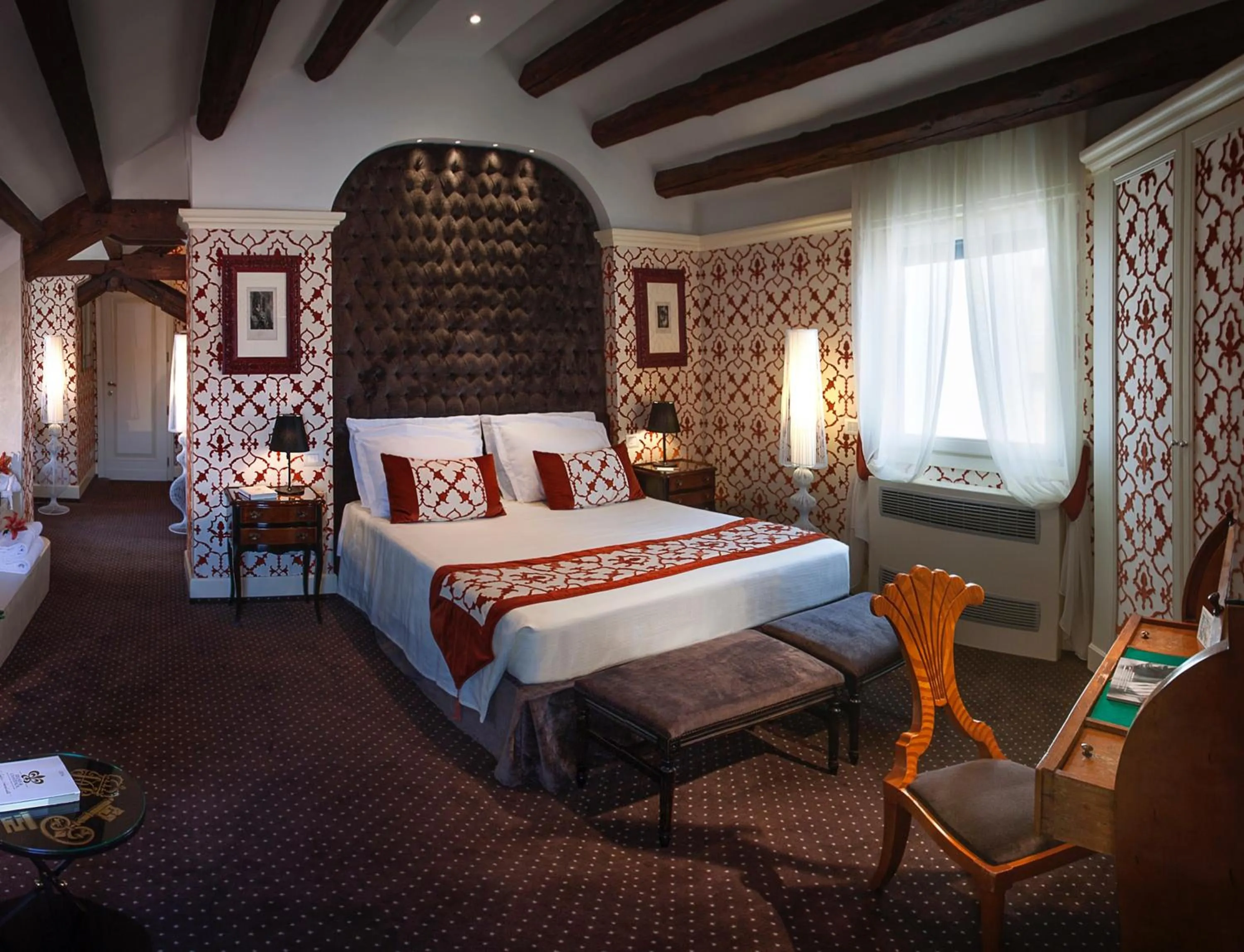 Bed in Londra Palace Venezia