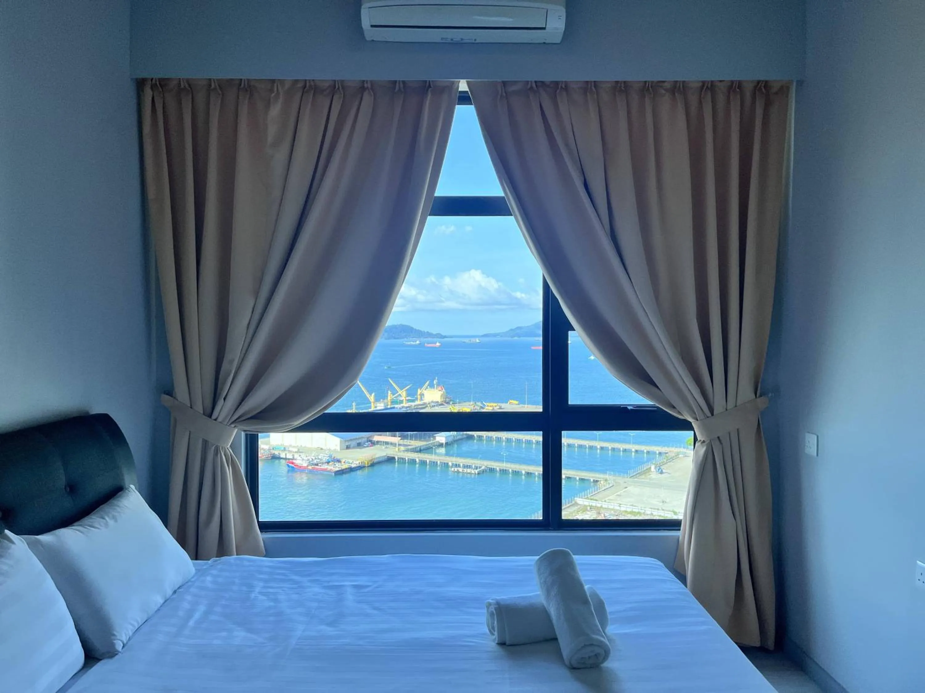 Bed in Splendours Condos@Jesselton Quay