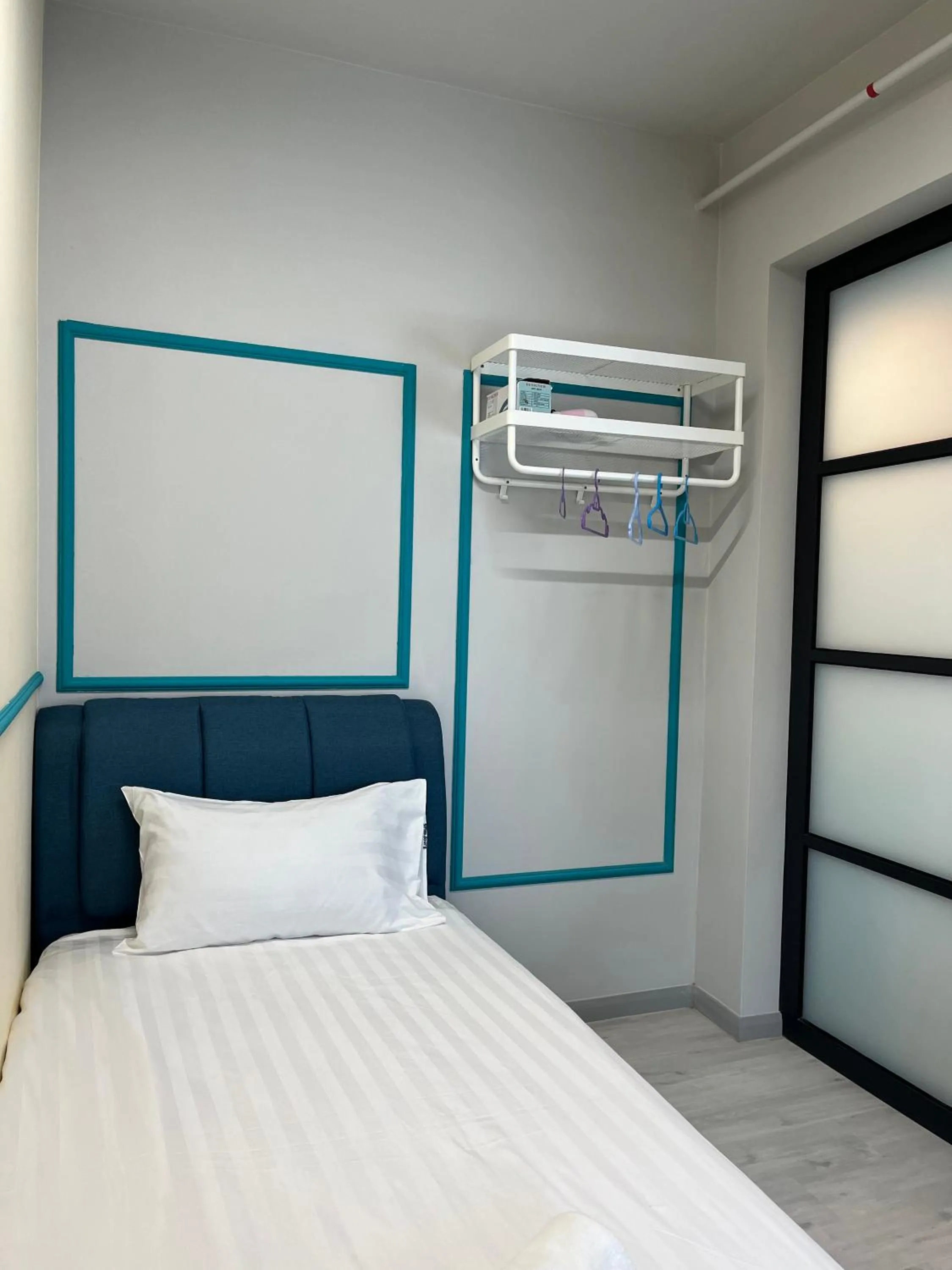 Bed in Splendours Condos@Jesselton Quay