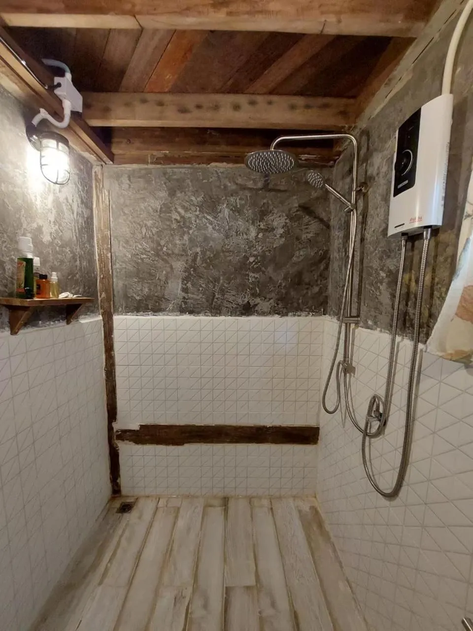 Bathroom in THE RIVER RUNS CHIANG KLANG