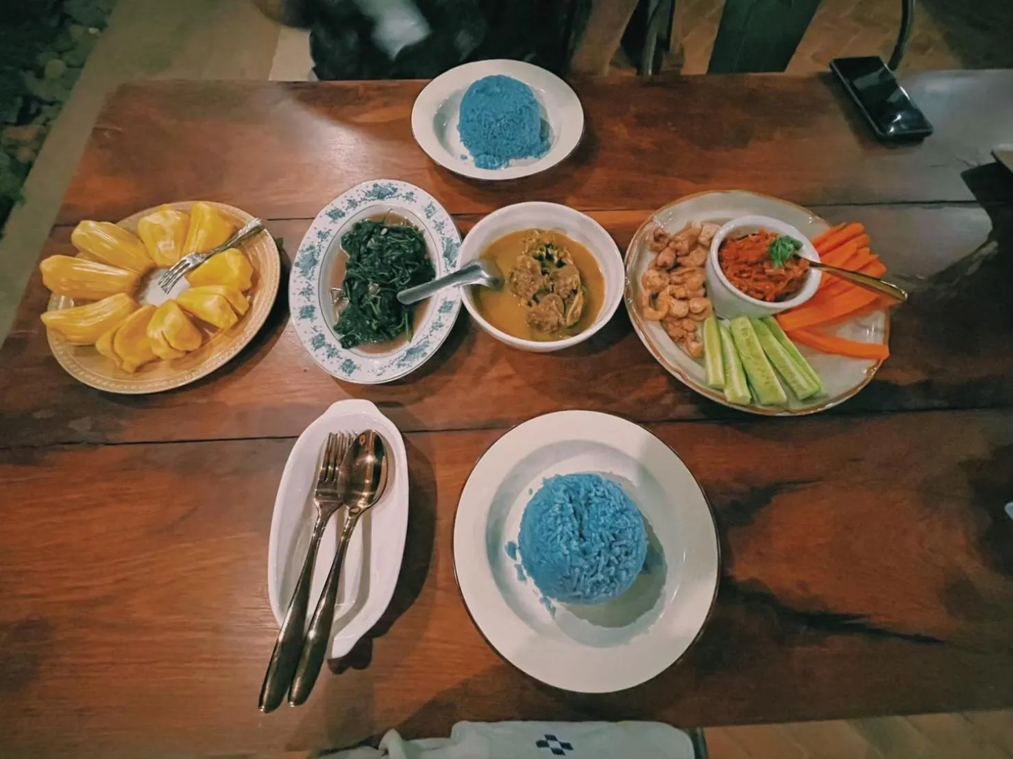 Food and drinks in THE RIVER RUNS CHIANG KLANG