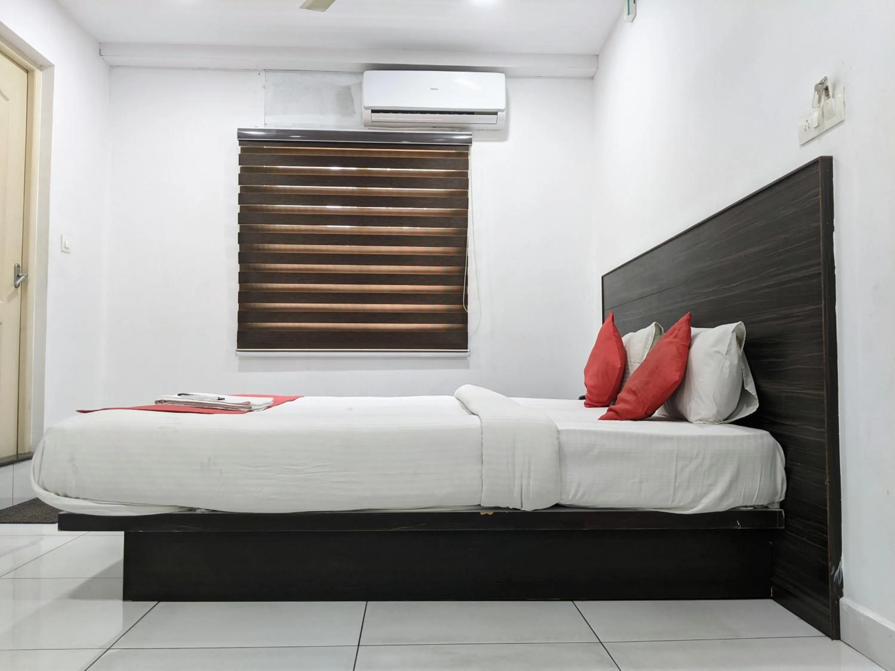 Bed in Kings Fort Rooms Thrippunithura