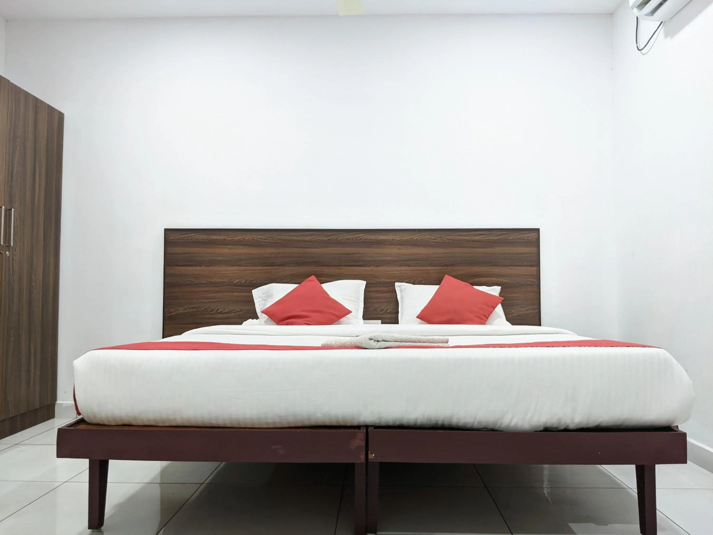 Bed in Kings Fort Rooms Thrippunithura