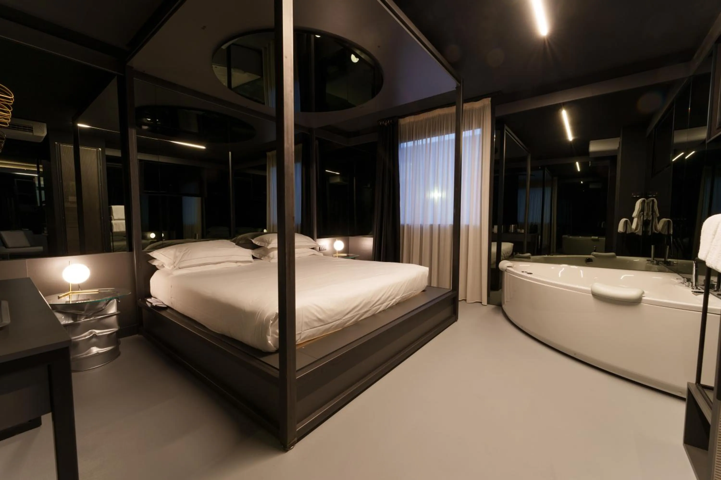 Hot Tub, Bed in The Aries Hotel