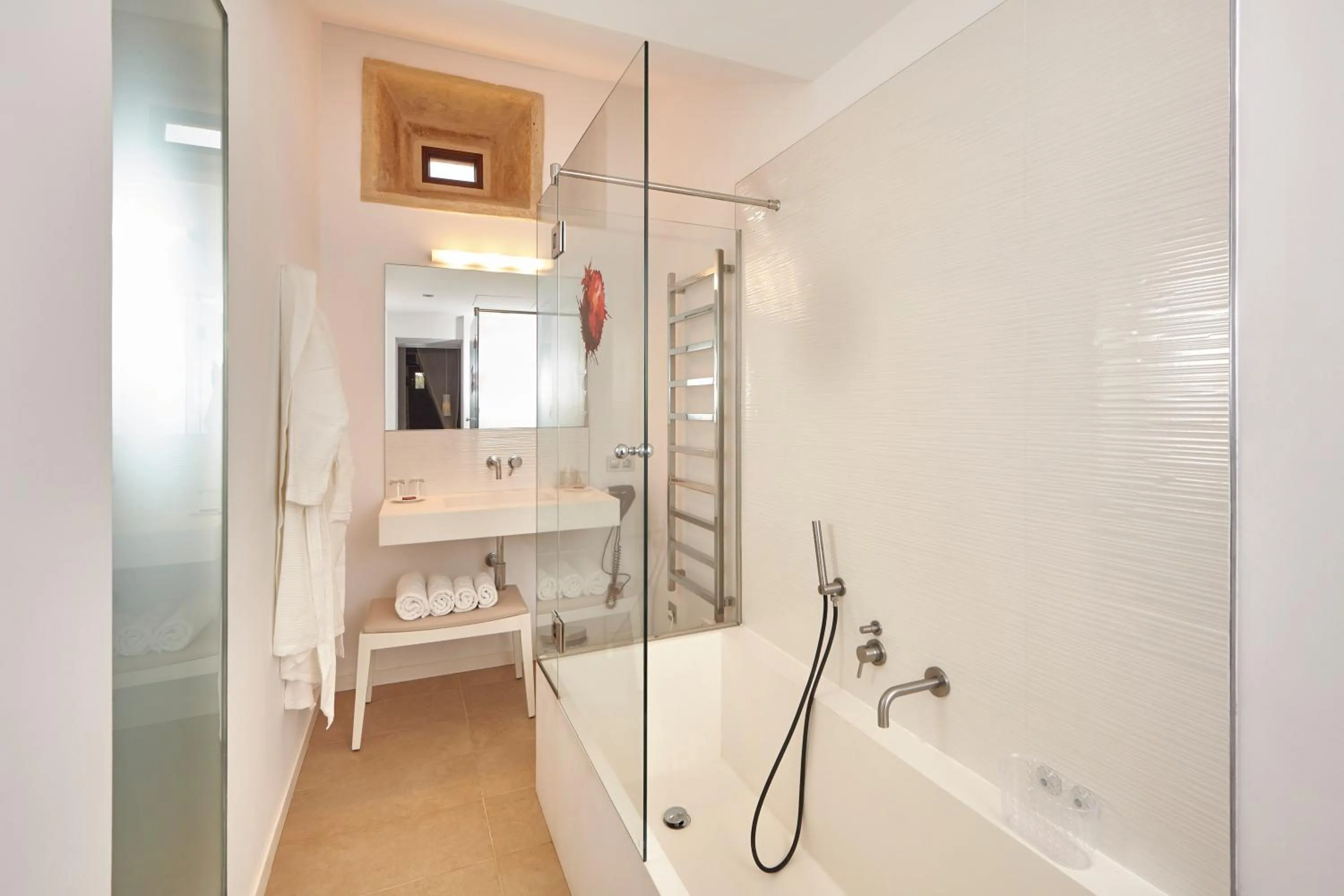 Shower in Bennoc Petit Hotel