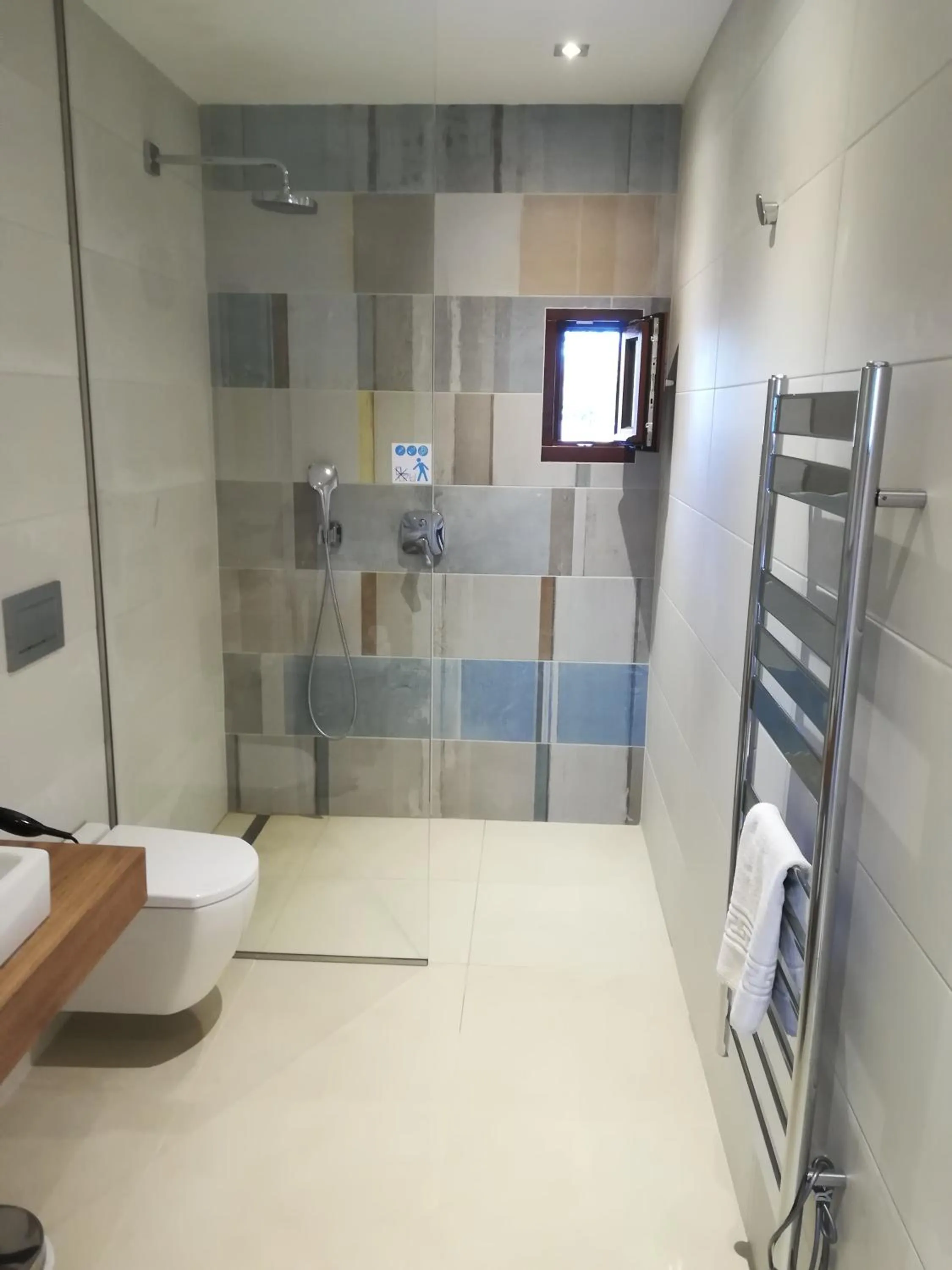 Shower in Bennoc Petit Hotel