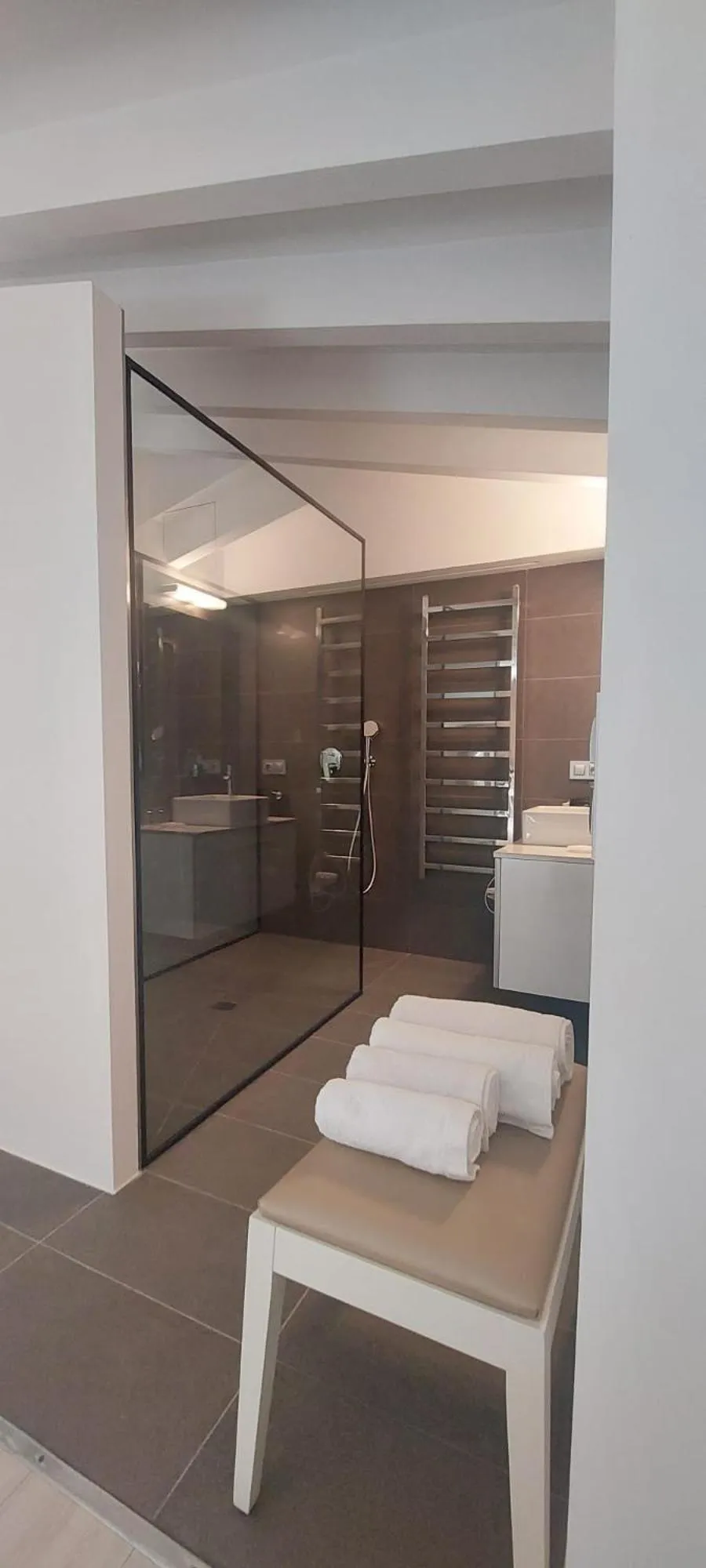 Shower in Bennoc Petit Hotel