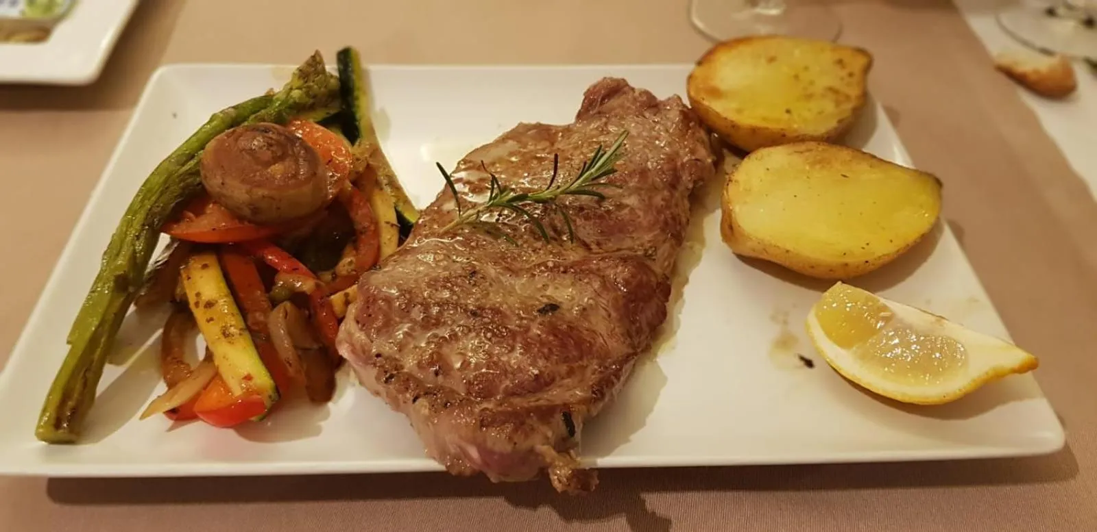 Restaurant/places to eat in Bennoc Petit Hotel