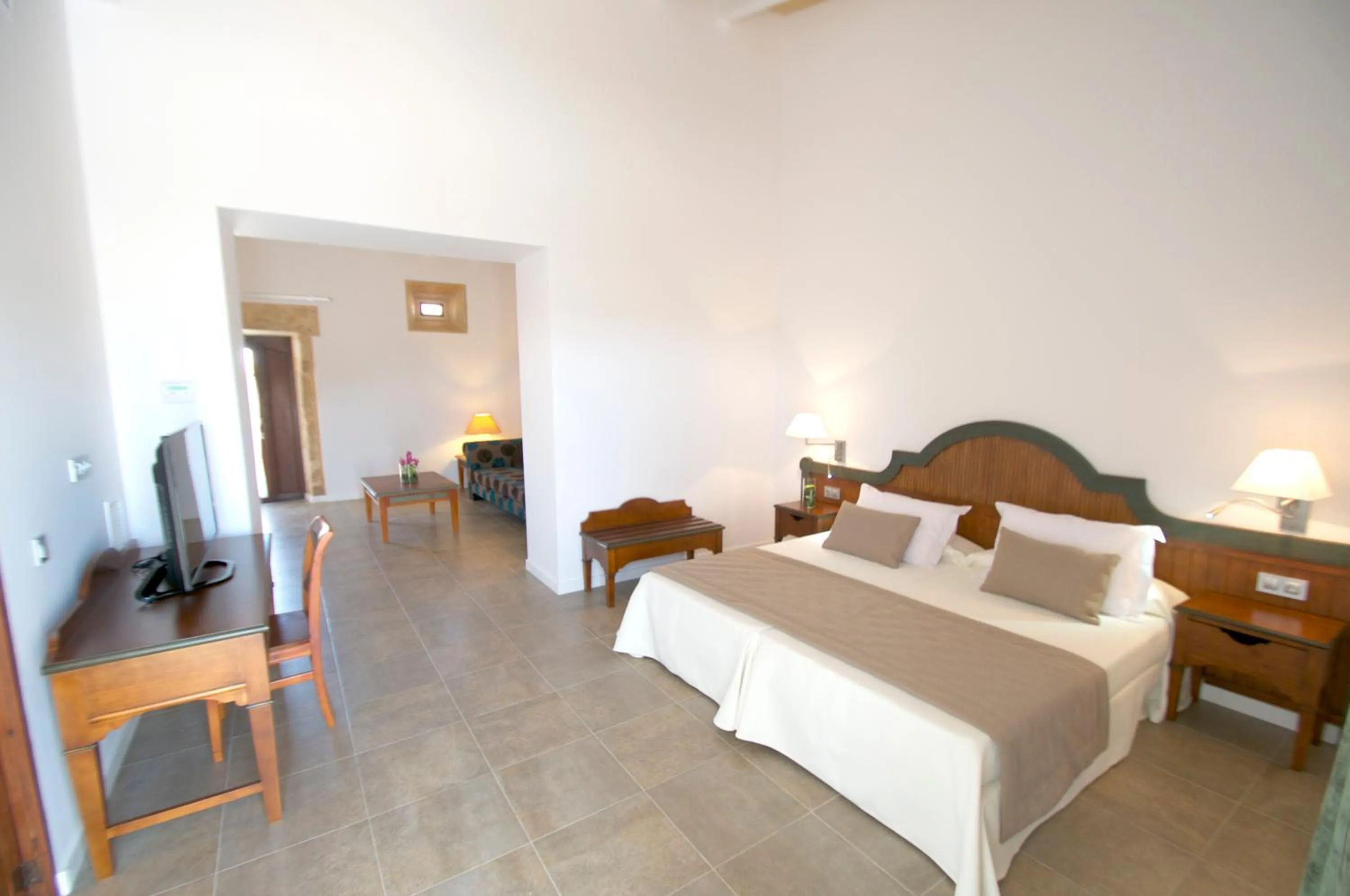 Photo of the whole room, Bed in Bennoc Petit Hotel